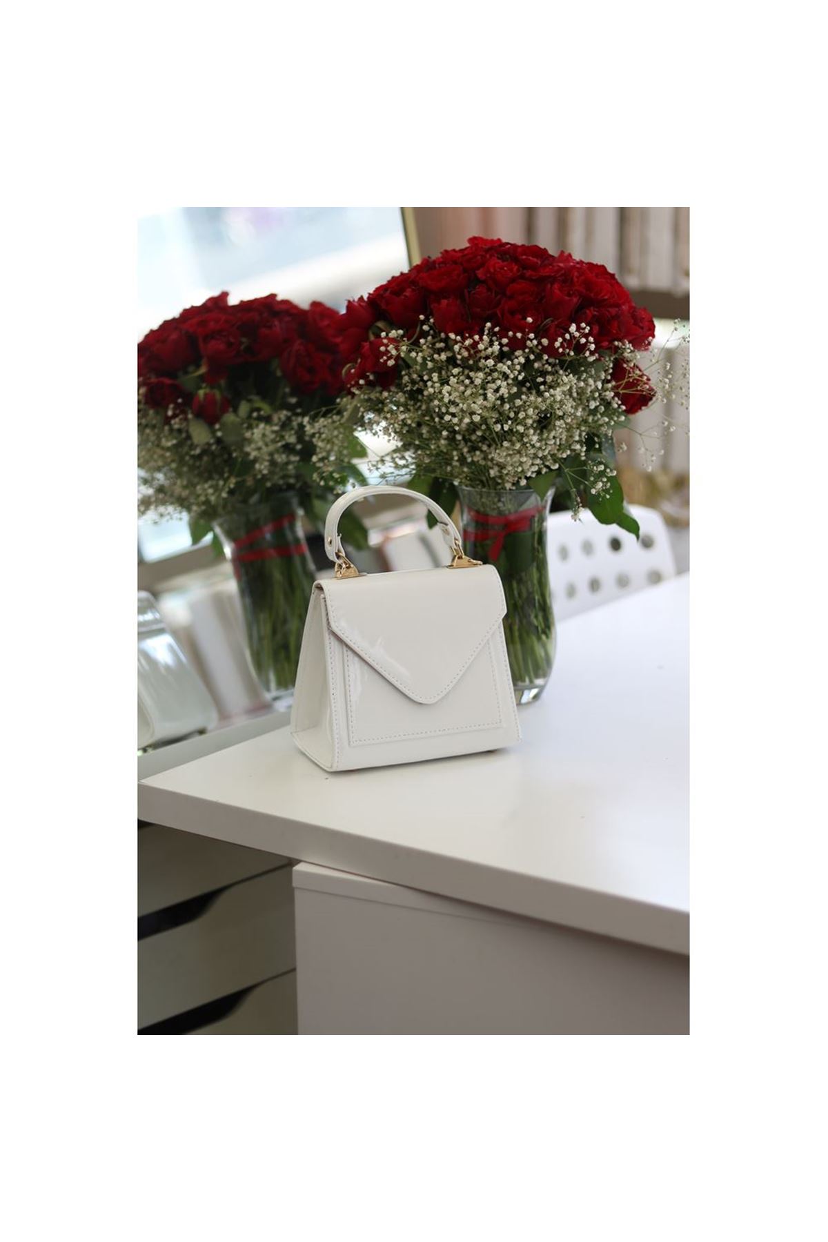 Kadın Beyaz Rugan Kapak Detaylı Askılı Omuz Çantası