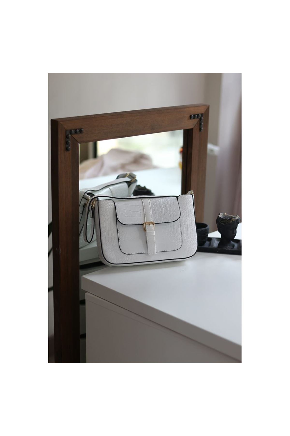 Kadın Beyaz Kroko Desenli Baget Omuz Çantası