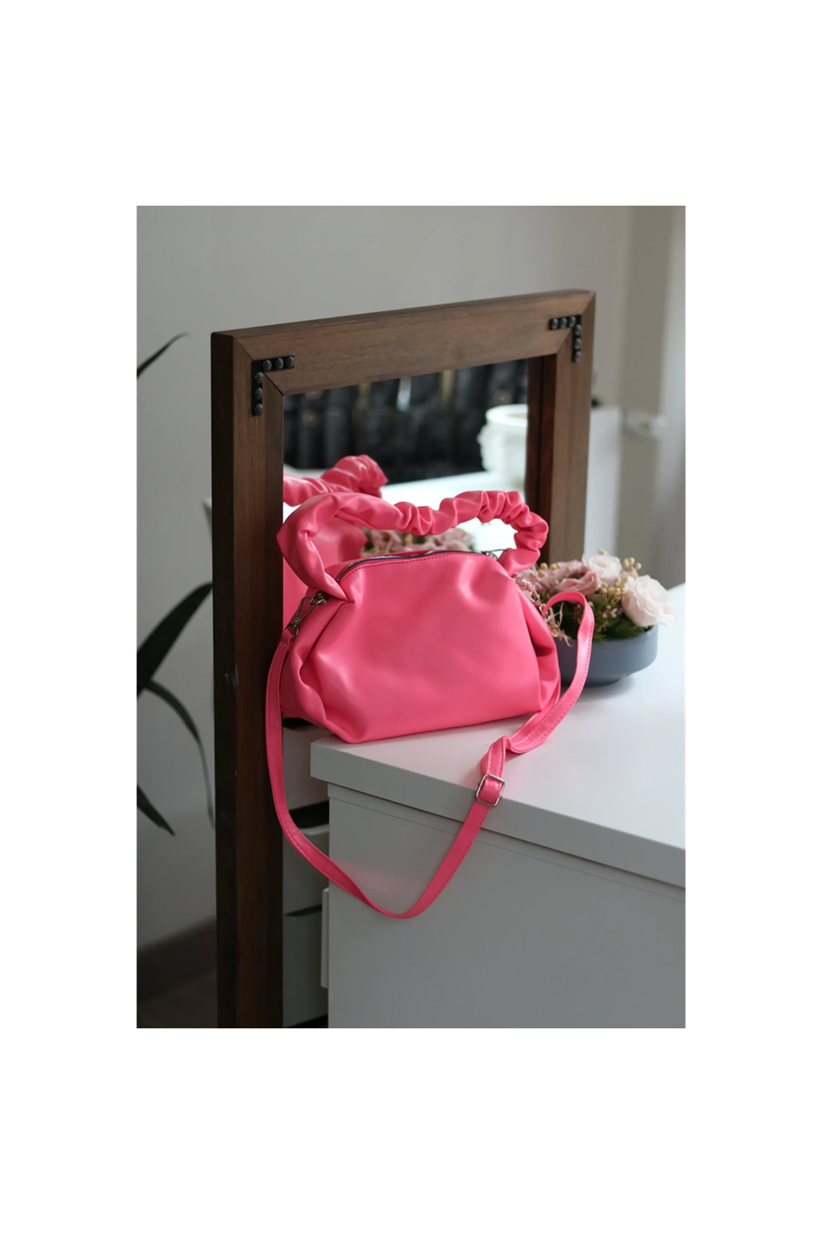 Kadın Şeker Pembesi Büzgü Saplı Yumuşak Askılı Omuz Çantası