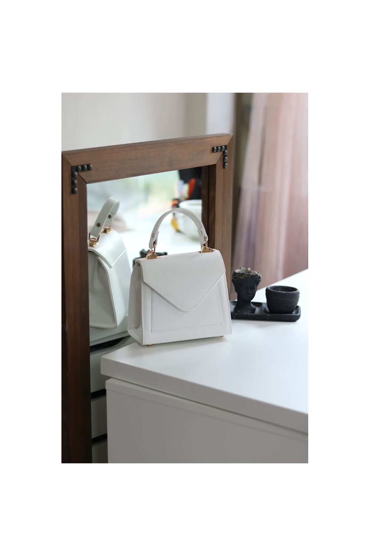 Kadın Beyaz Kapak Detaylı Askılı Omuz Çantası
