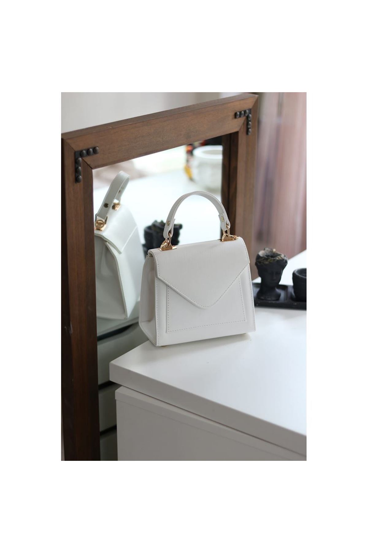 Kadın Beyaz Kapak Detaylı Askılı Omuz Çantası