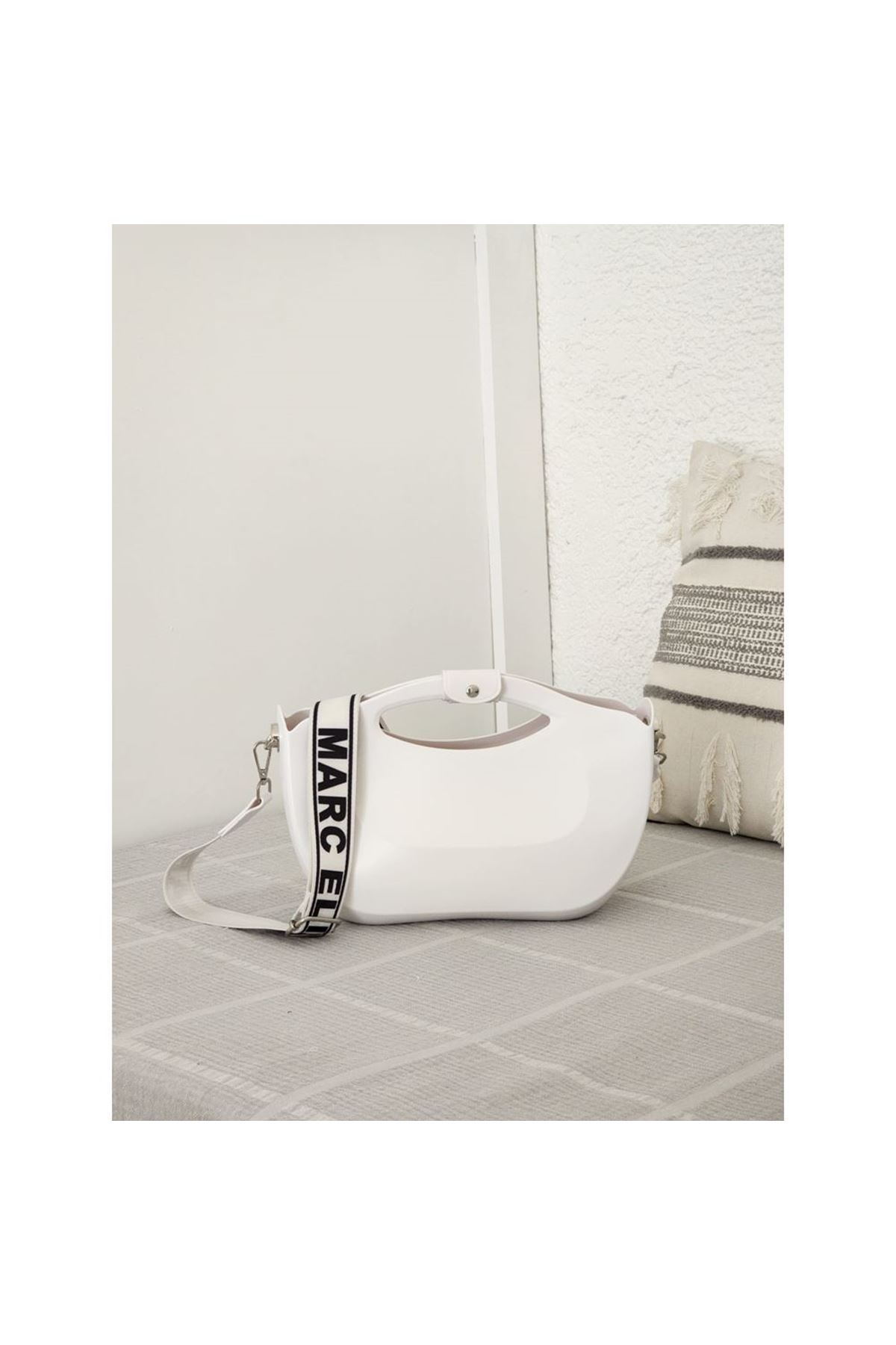 Kadın Beyaz Silikon Kumaş Askılı İç Portföy Detaylı Omuz Çantası