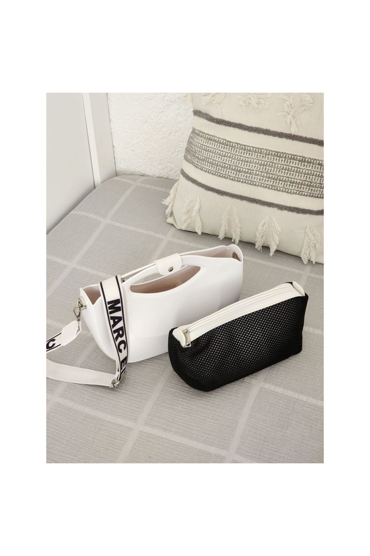 Kadın Beyaz Silikon Kumaş Askılı İç Portföy Detaylı Omuz Çantası