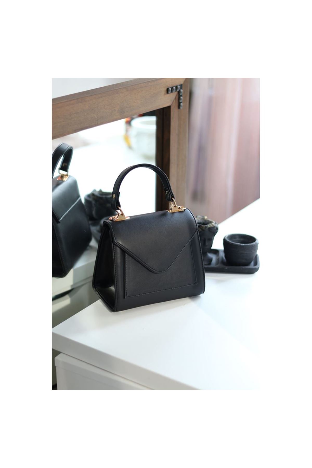 Kadın Siyah Kapak Detaylı Askılı Omuz Çantası