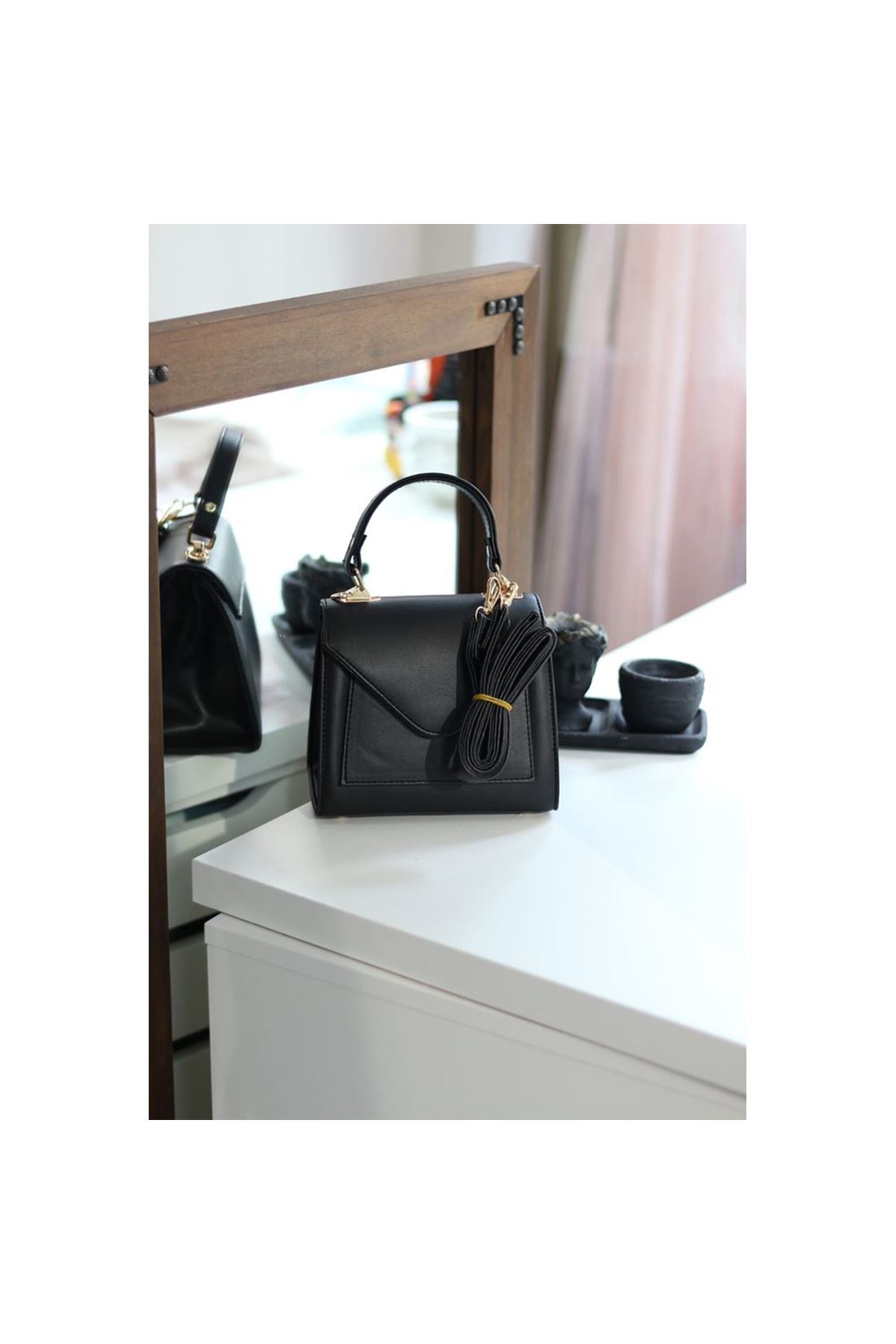 Kadın Siyah Kapak Detaylı Askılı Omuz Çantası