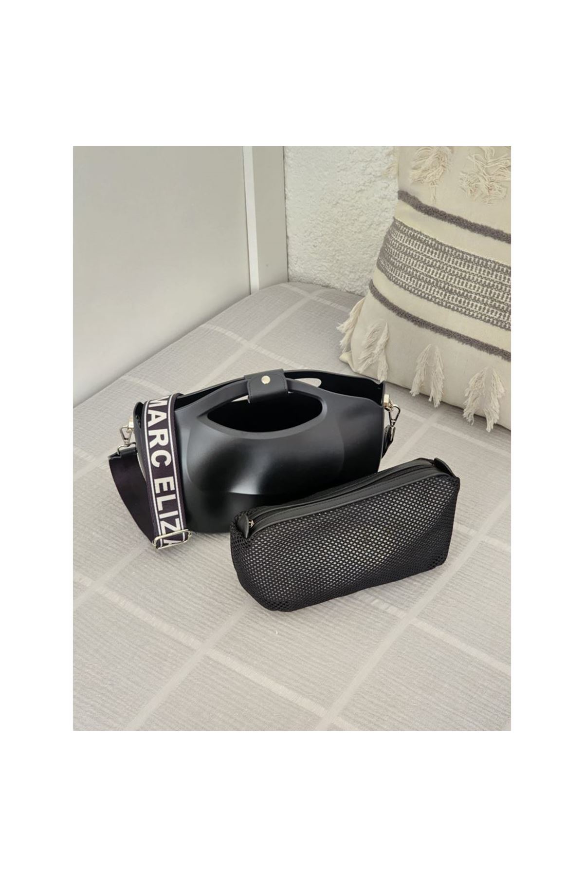 Kadın Siyah Silikon Kumaş Askılı İç Portföy Detaylı Omuz Çantası