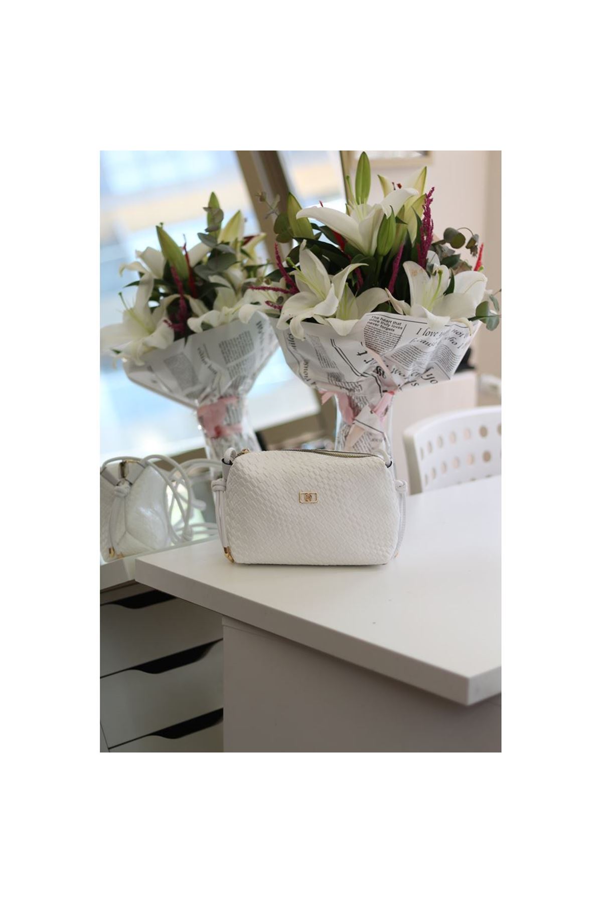 Kadın Beyaz Baklava Desenli İnce Düğüm Askılı Omuz Çantası