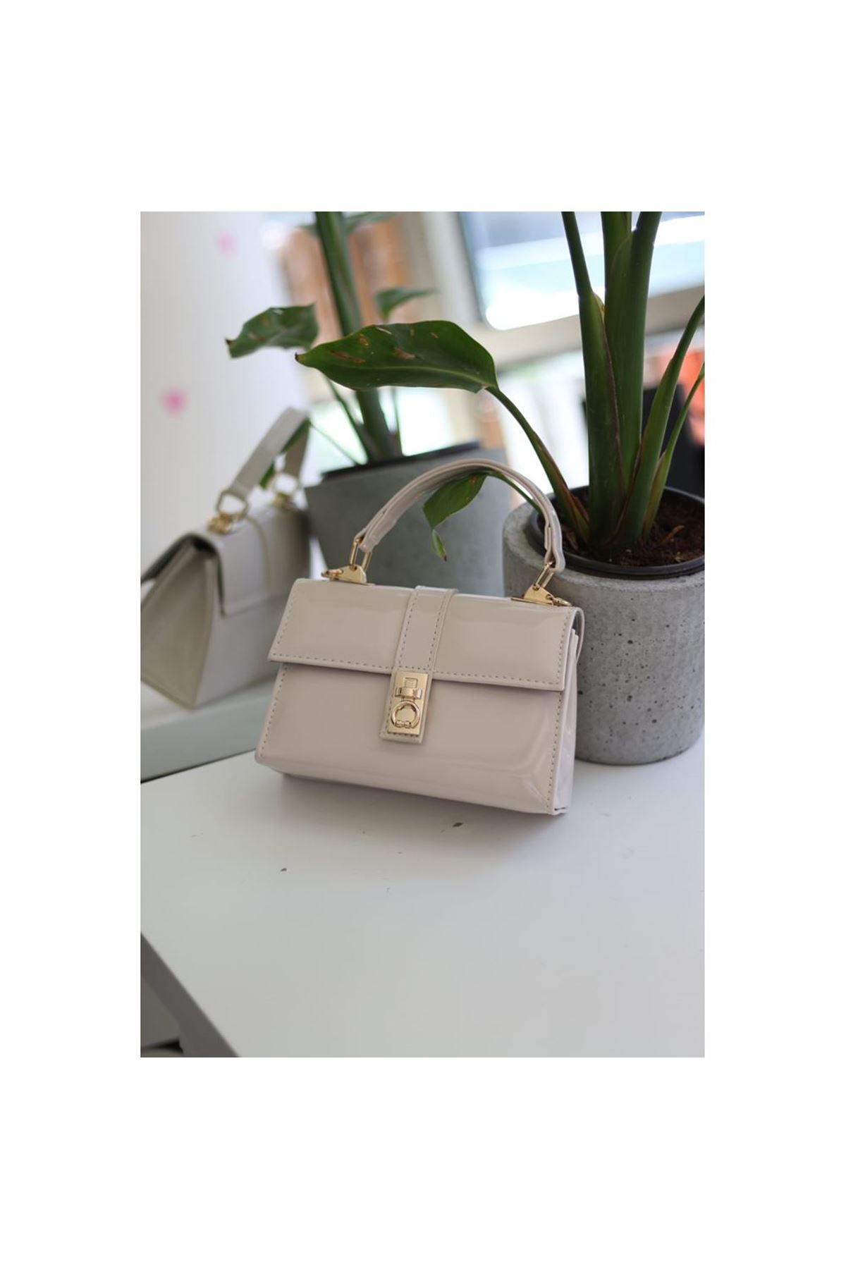 Kadın Krem Rugan Toka Detaylı Zincirli El Omuz Çantası