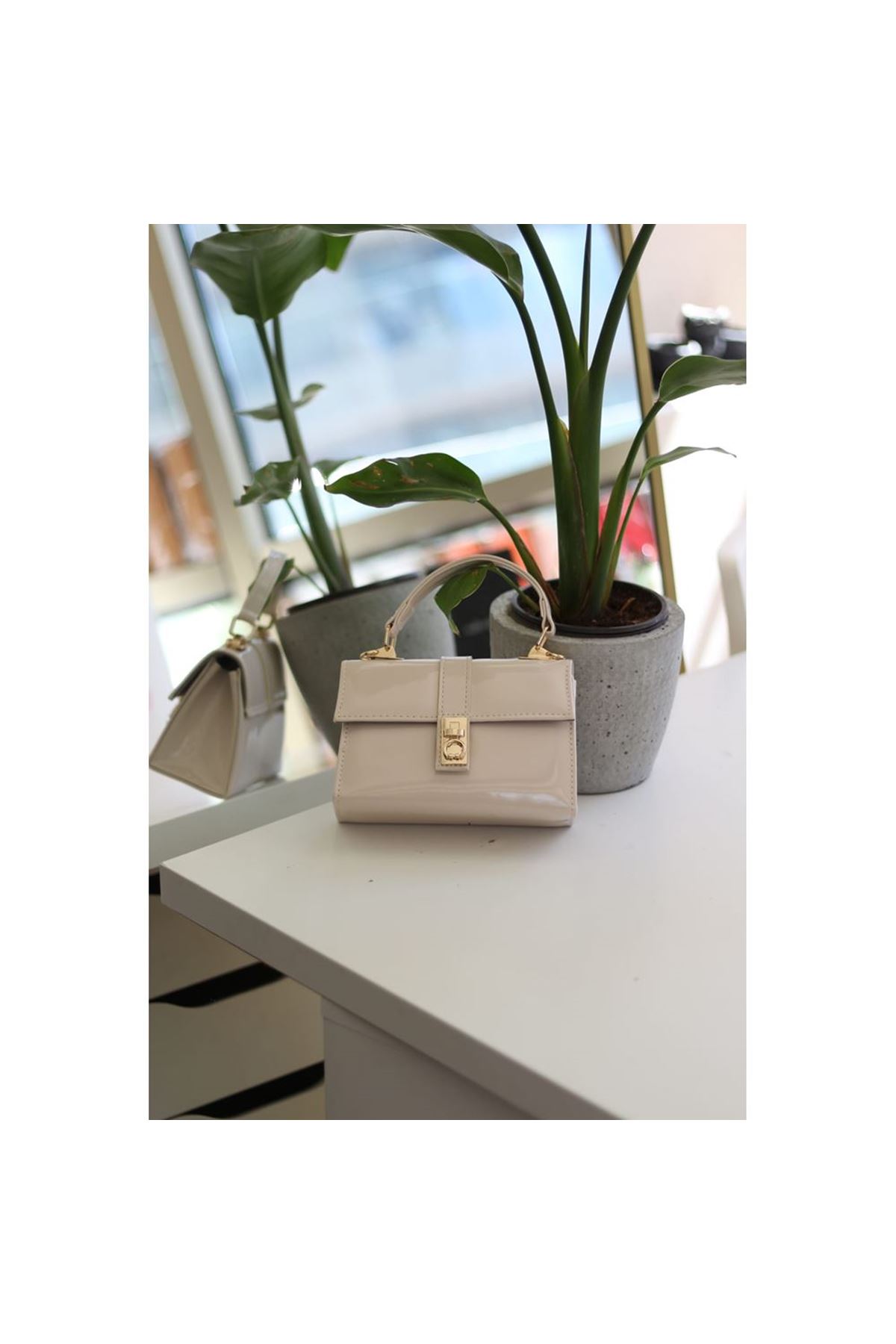 Kadın Krem Rugan Toka Detaylı Zincirli El Omuz Çantası