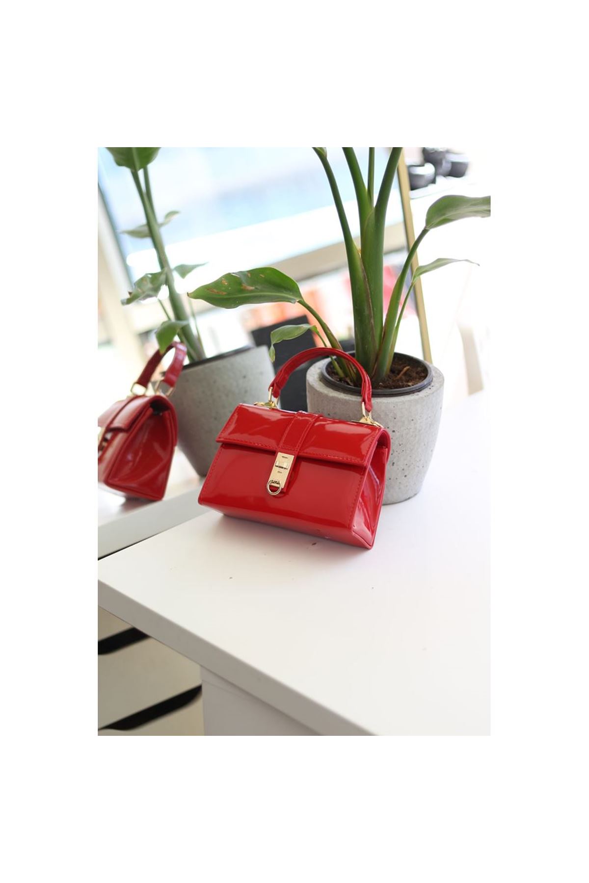 Kadın Kırmızı Rugan Toka Detaylı Zincirli El Omuz Çantası