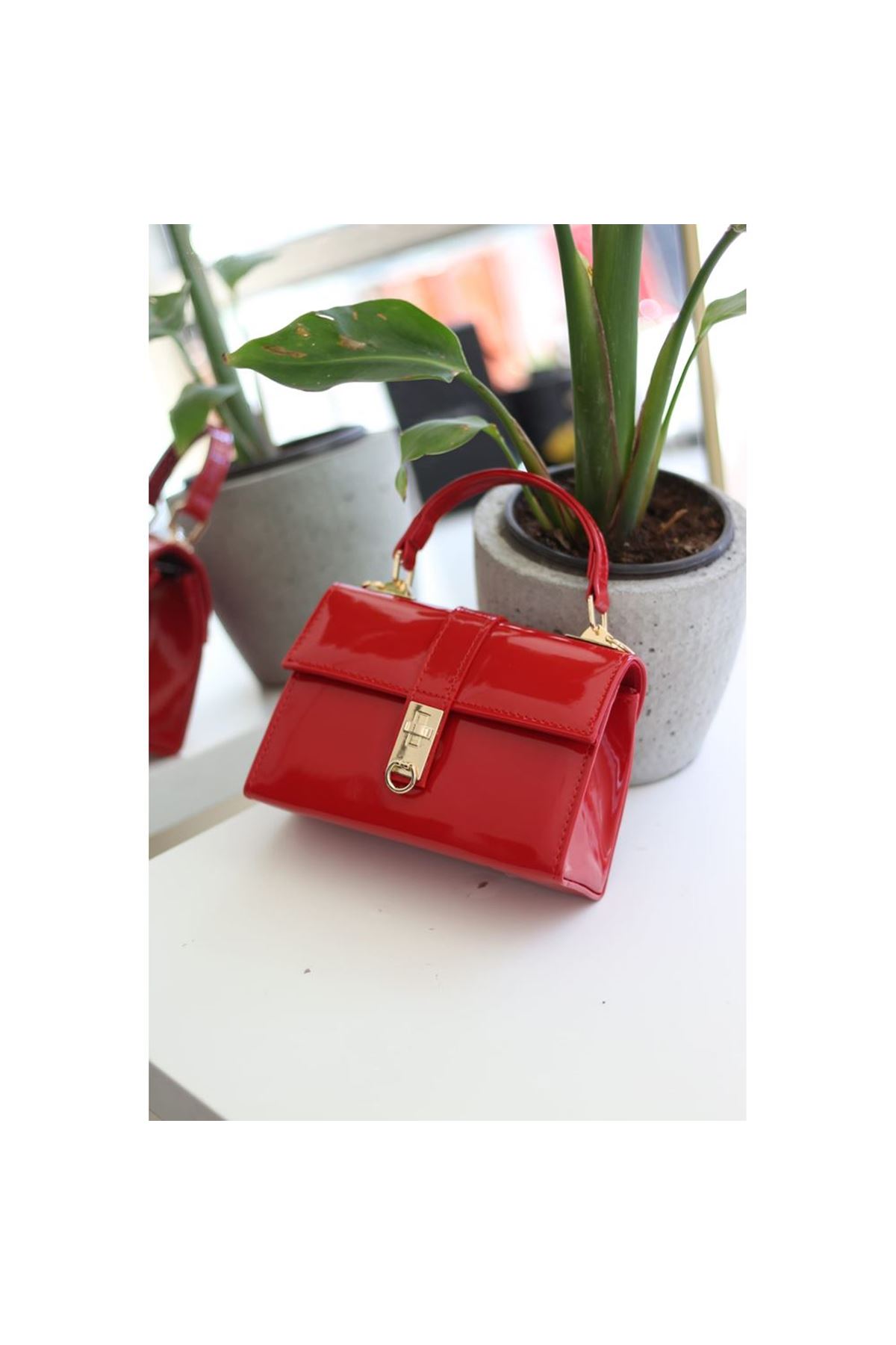 Kadın Kırmızı Rugan Toka Detaylı Zincirli El Omuz Çantası