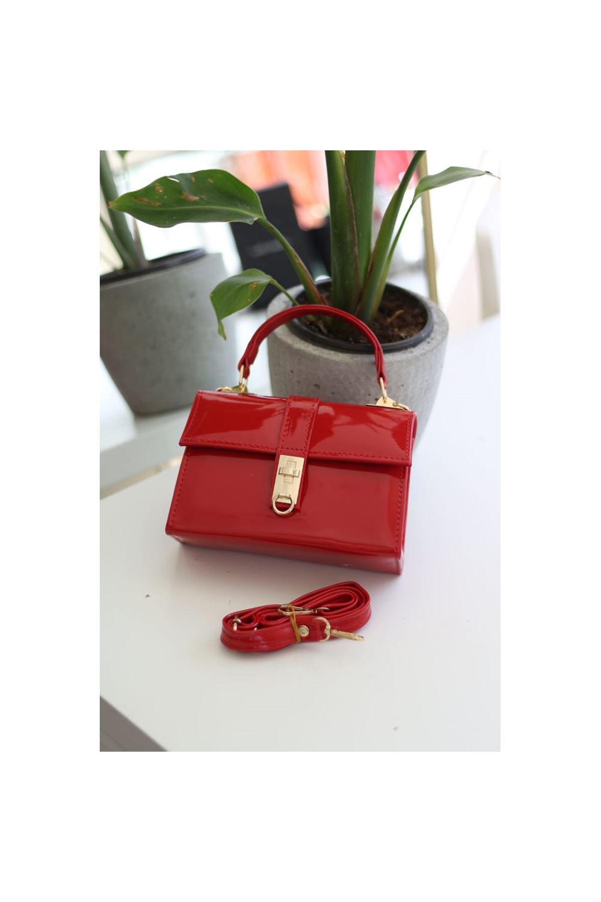 Kadın Kırmızı Rugan Toka Detaylı Zincirli El Omuz Çantası