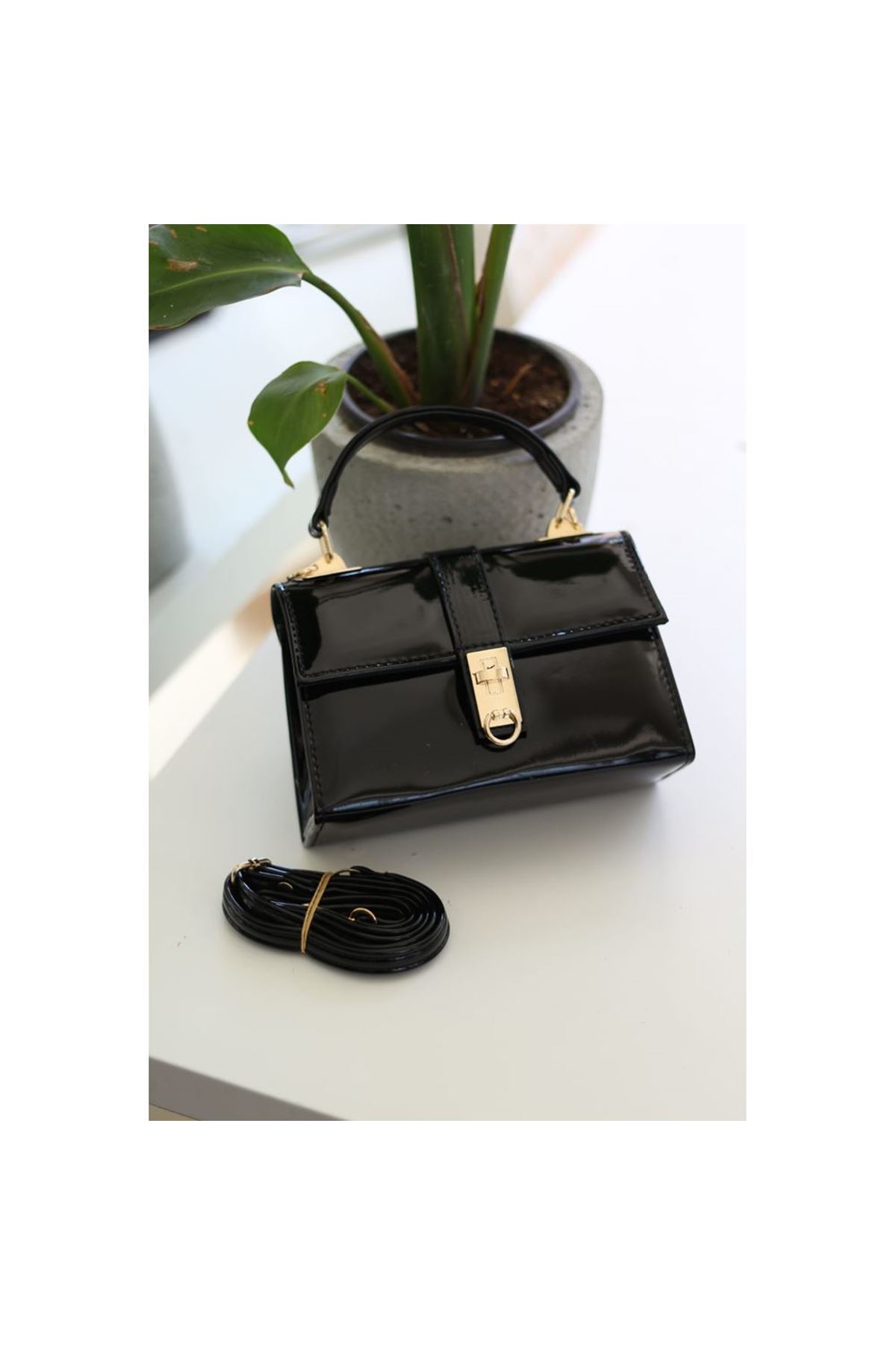 Kadın Siyah Rugan Toka Detaylı Zincirli El Omuz Çantası