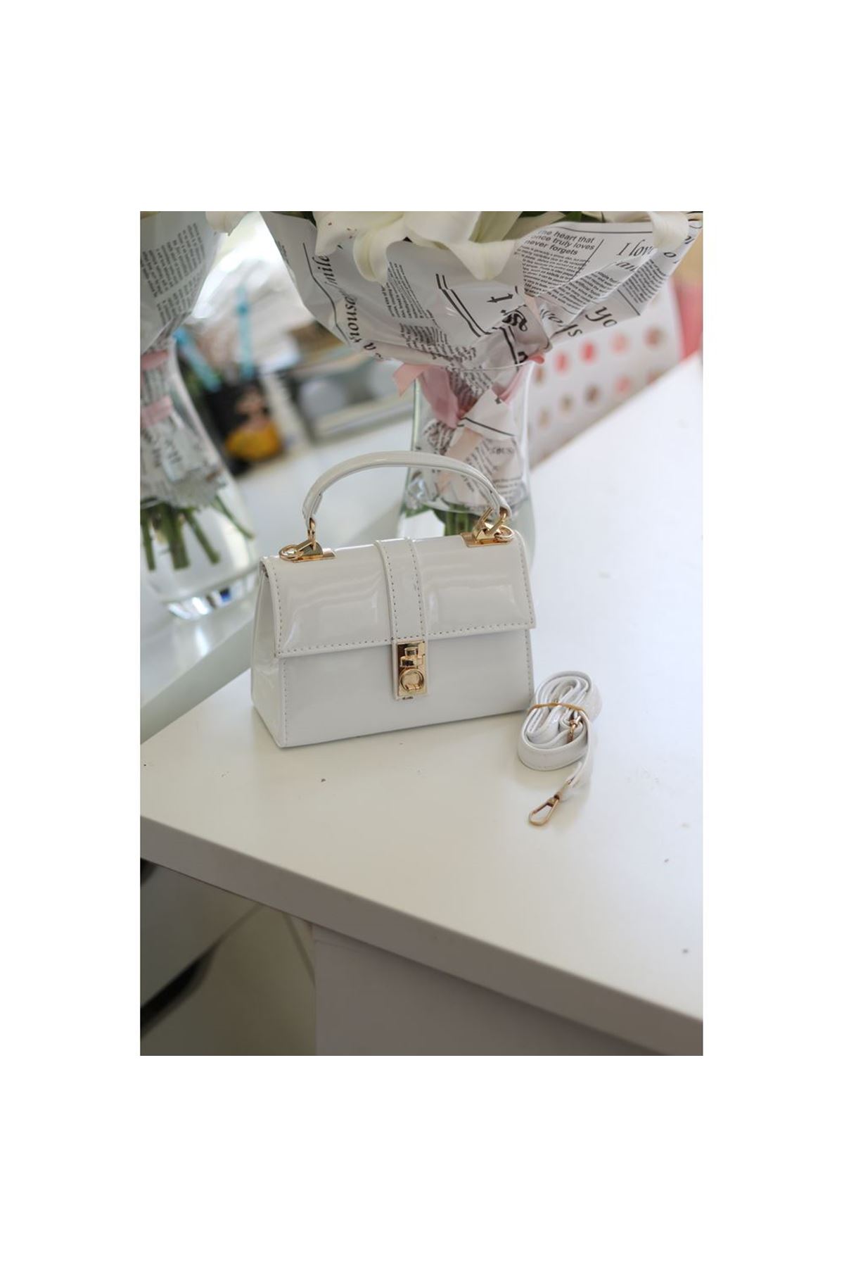 Kadın Beyaz Rugan Toka Detaylı Zincirli El Omuz Çantası