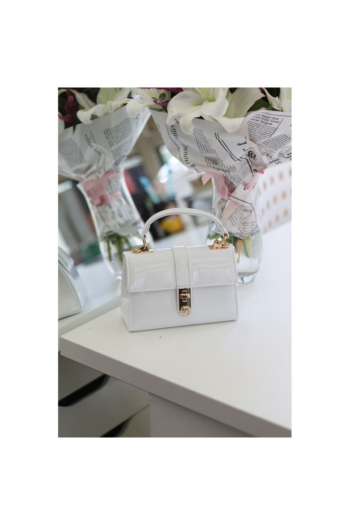 Kadın Beyaz Rugan Toka Detaylı Zincirli El Omuz Çantası