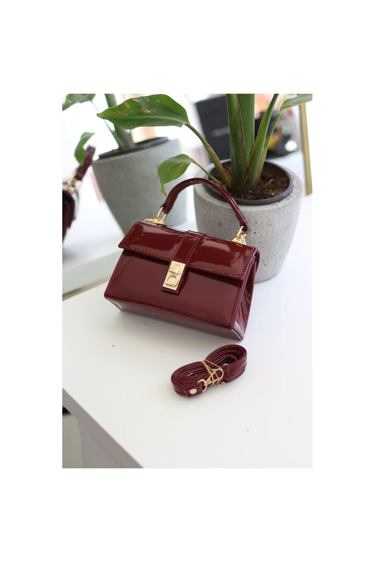 Kadın Bordo Rugan Toka Detaylı Zincirli El Omuz Çantası