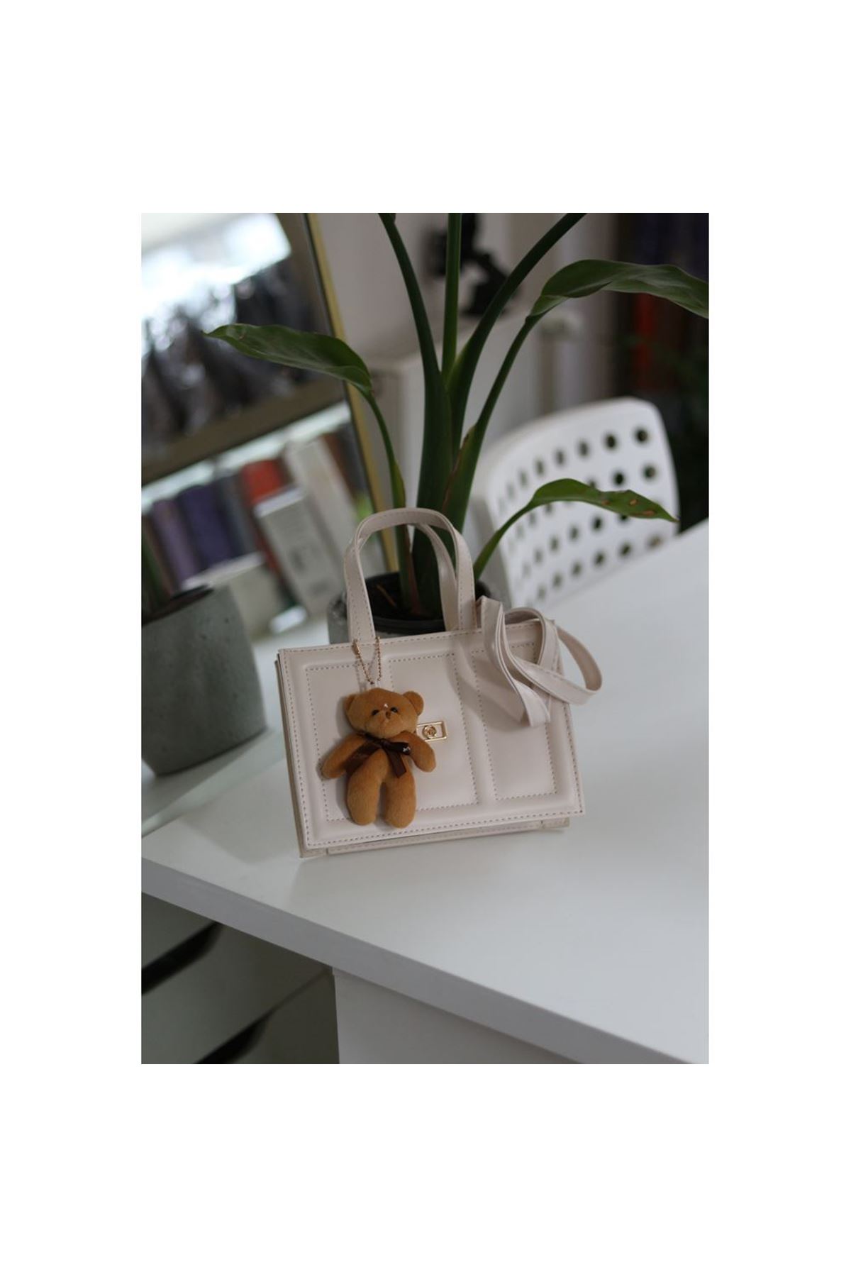 Kadın Krem Çizgi Detaylı Ayıcık Maskotlu El Omuz Çantası