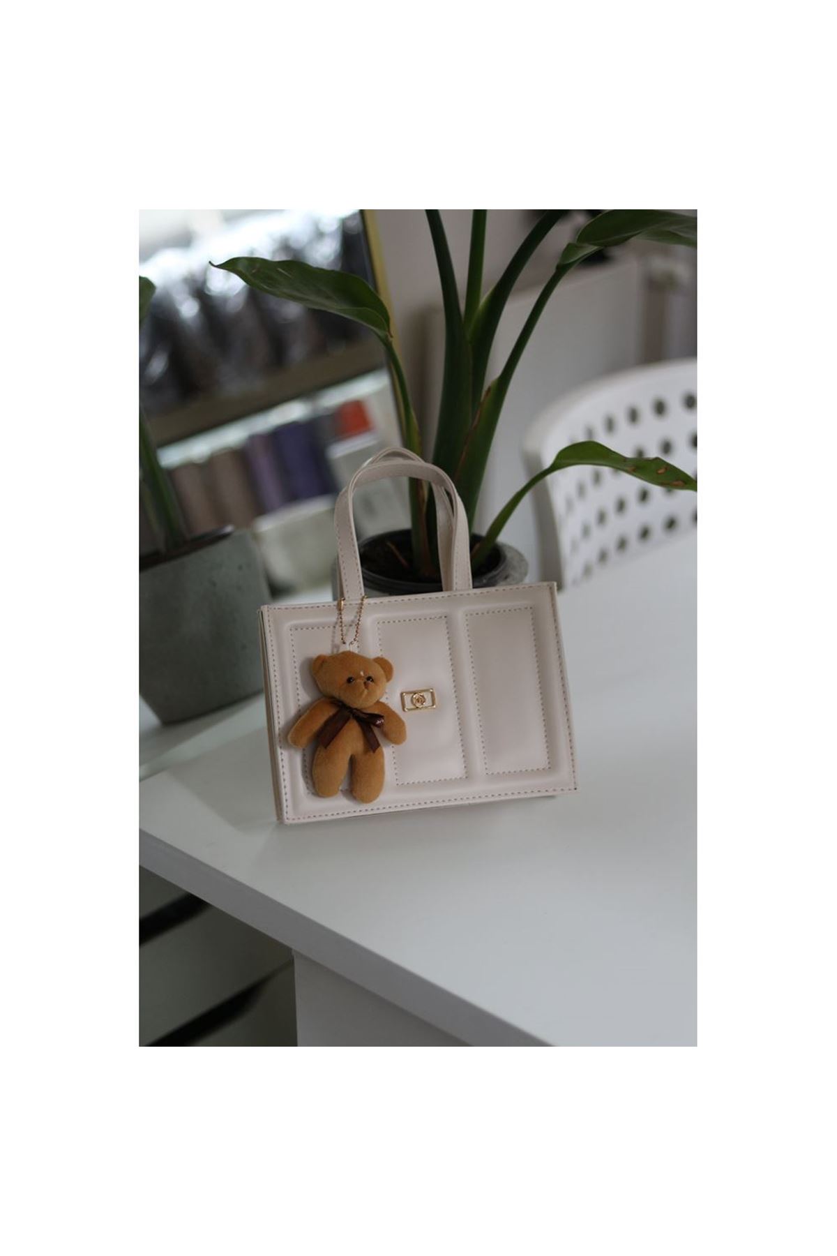 Kadın Krem Çizgi Detaylı Ayıcık Maskotlu El Omuz Çantası