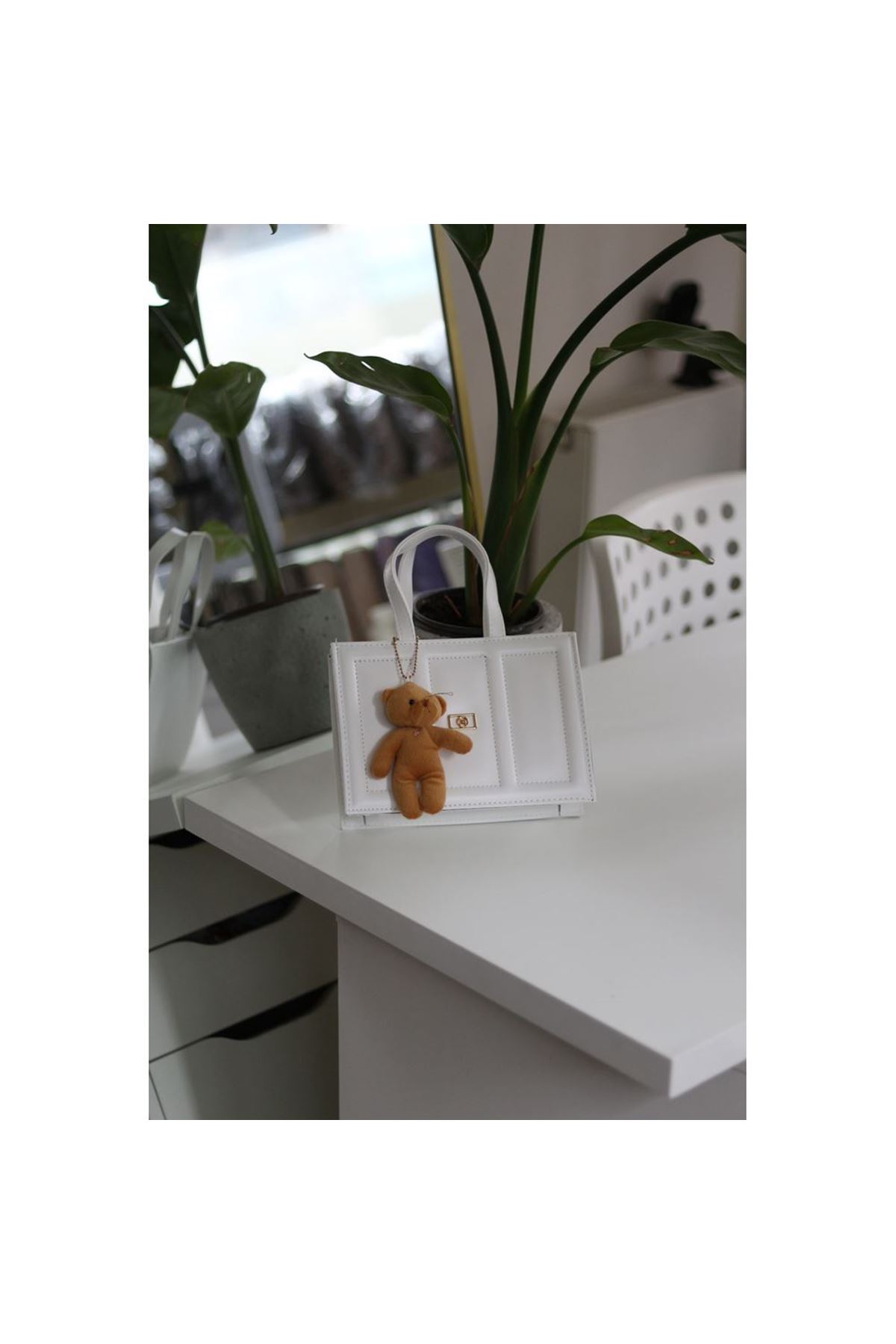 Kadın Beyaz Çizgi Detaylı Ayıcık Maskotlu El Omuz Çantası