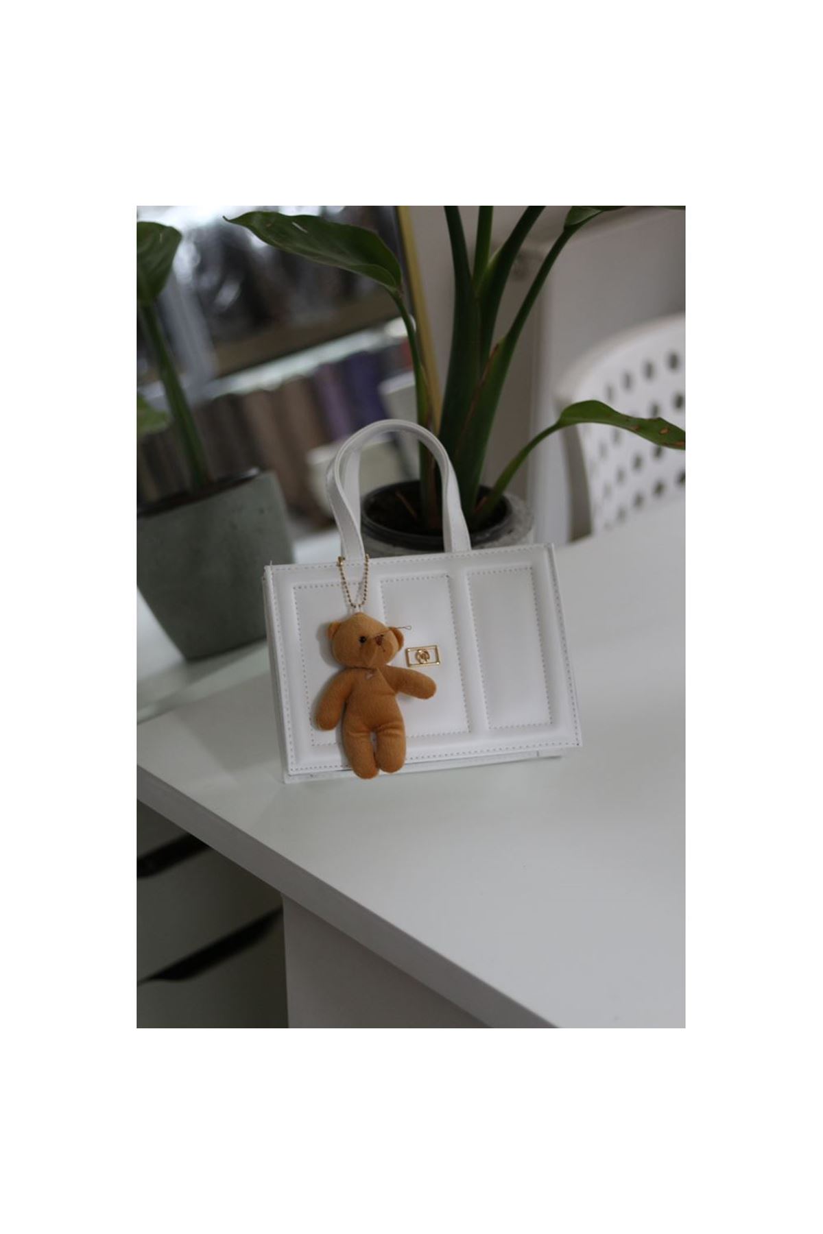 Kadın Beyaz Çizgi Detaylı Ayıcık Maskotlu El Omuz Çantası