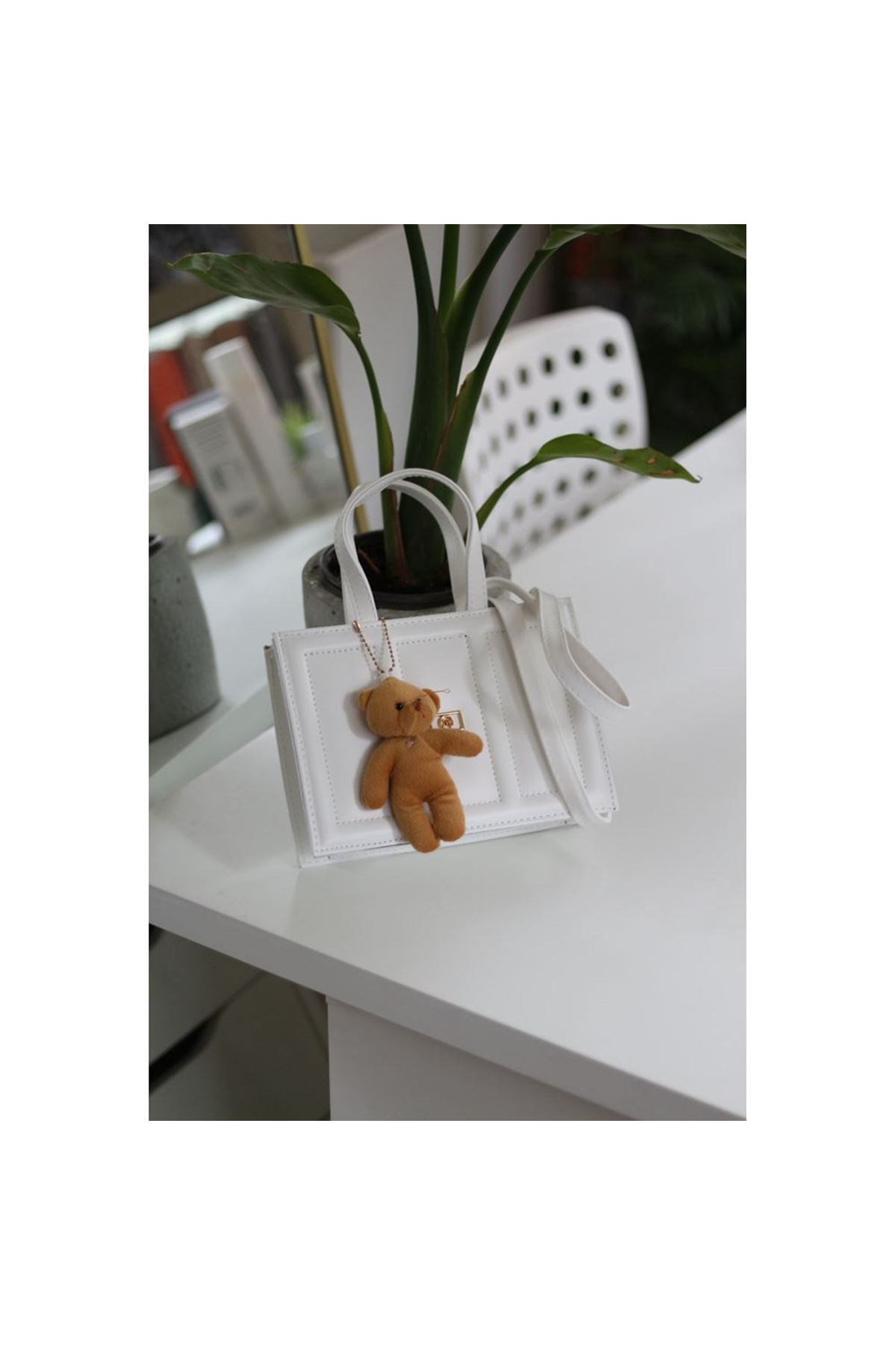 Kadın Beyaz Çizgi Detaylı Ayıcık Maskotlu El Omuz Çantası