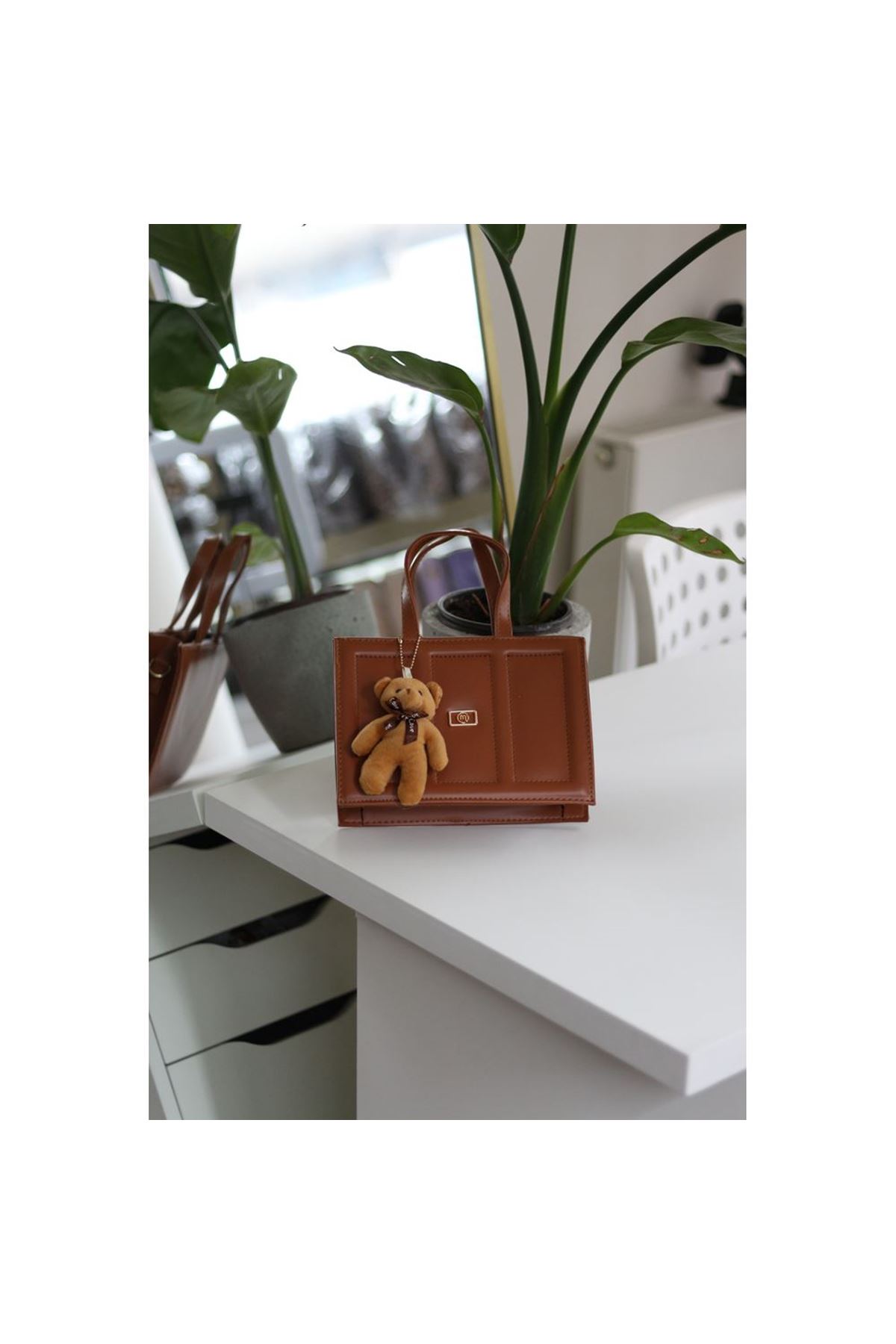 Kadın Taba Çizgi Detaylı Ayıcık Maskotlu El Omuz Çantası