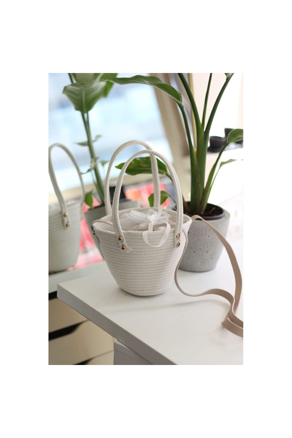 Kadın Beyaz Örme Çift Kulp Ağzı Büzgülü Askı Detaylı Omuz Çantası