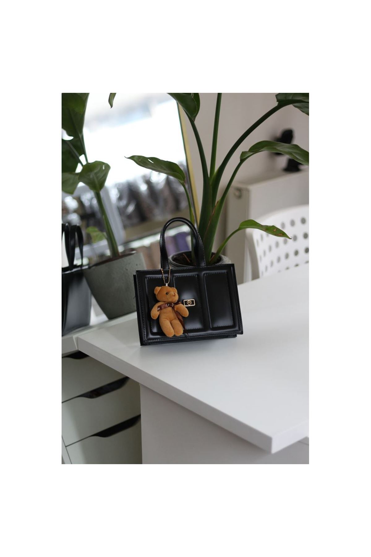 Kadın Siyah Çizgi Detaylı Ayıcık Maskotlu El Omuz Çantası