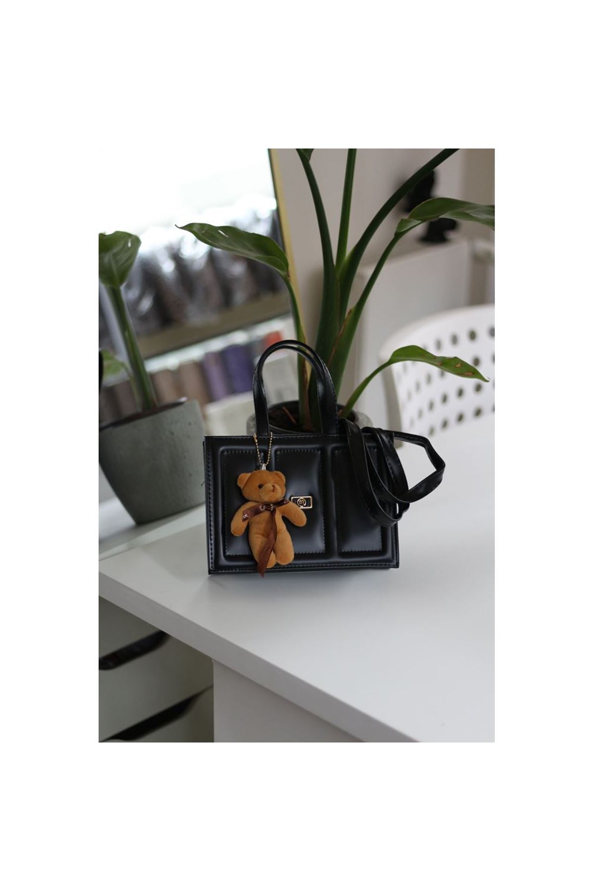 Kadın Siyah Çizgi Detaylı Ayıcık Maskotlu El Omuz Çantası