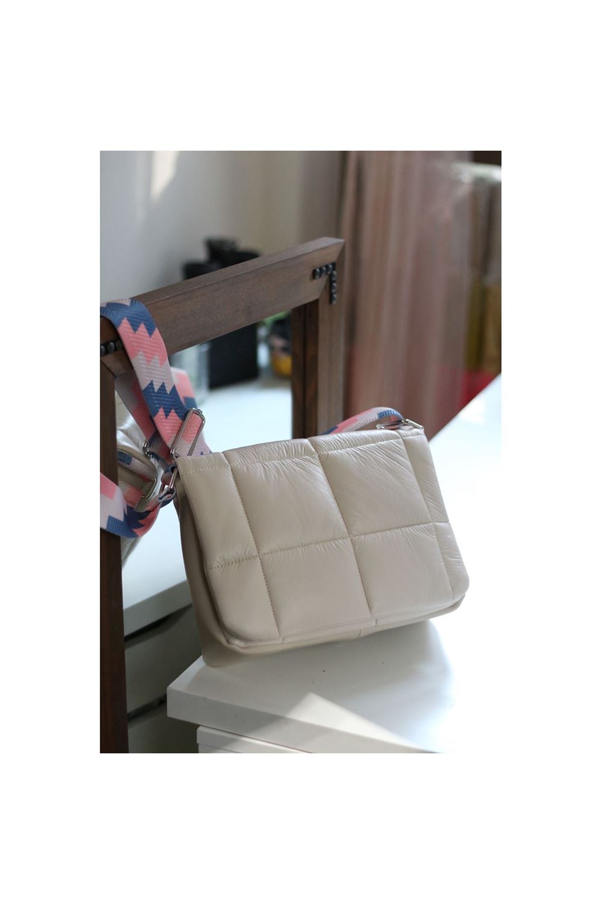 Kadın Krem Kare Desenli Paraşüt Kumaş Omuz Çantası