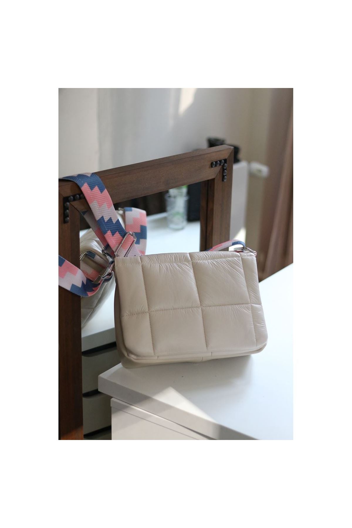 Kadın Krem Kare Desenli Paraşüt Kumaş Omuz Çantası