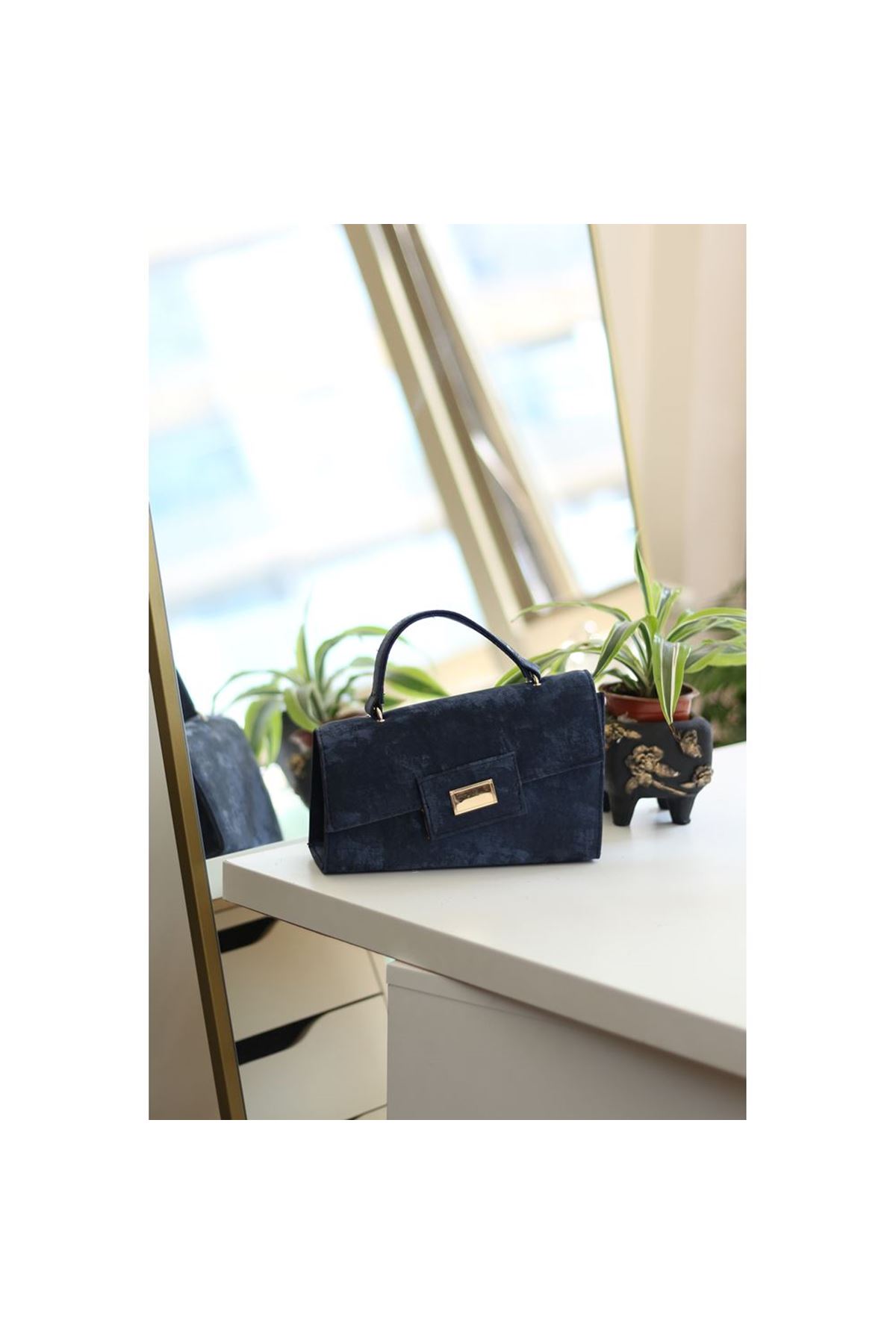 Kadın Lacivert Yamuk Form Gold Toka Detaylı Omuz Çantası