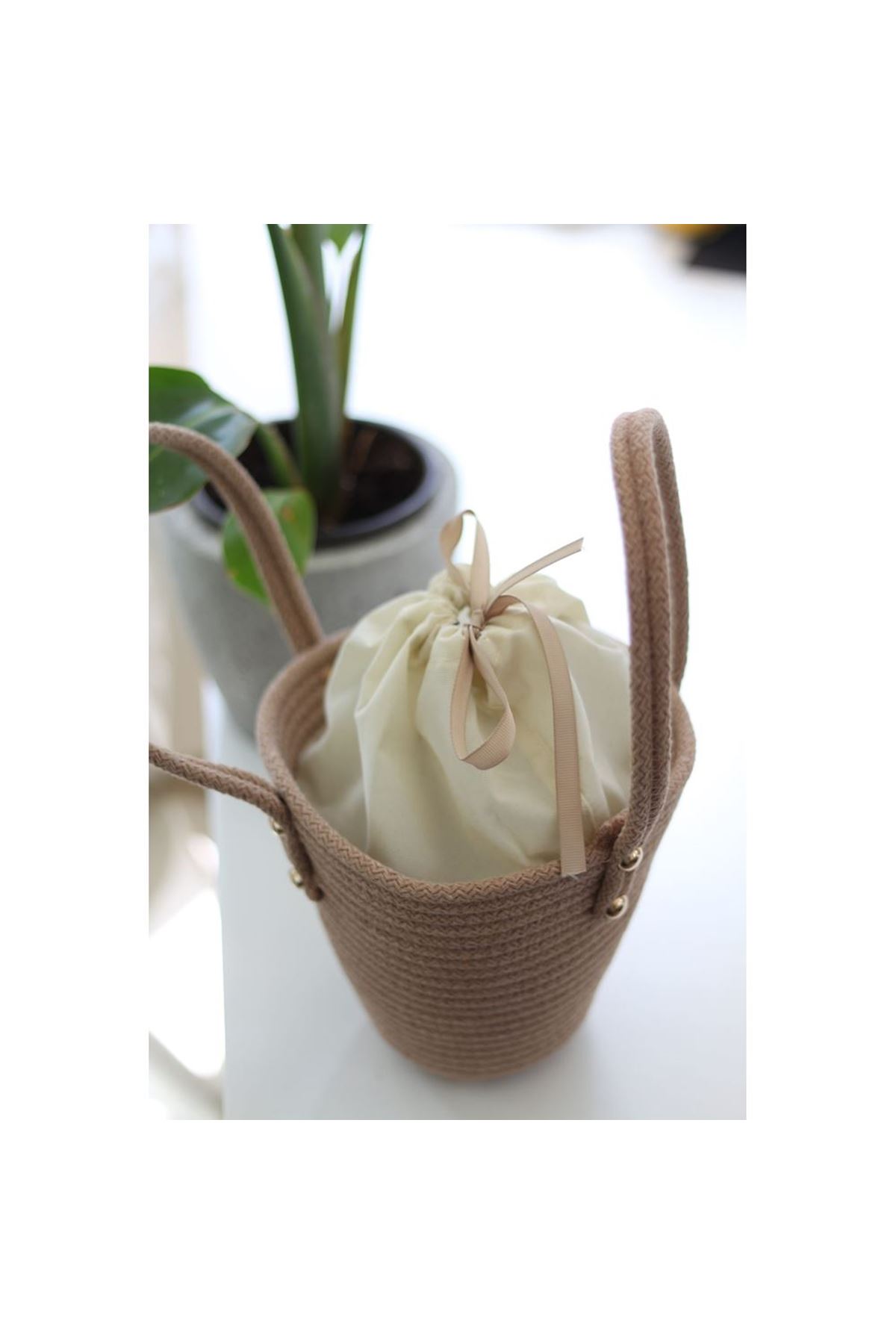 Kadın Bej Örme Çift Kulp Ağzı Büzgülü Hasır Görünümlü El Çantası