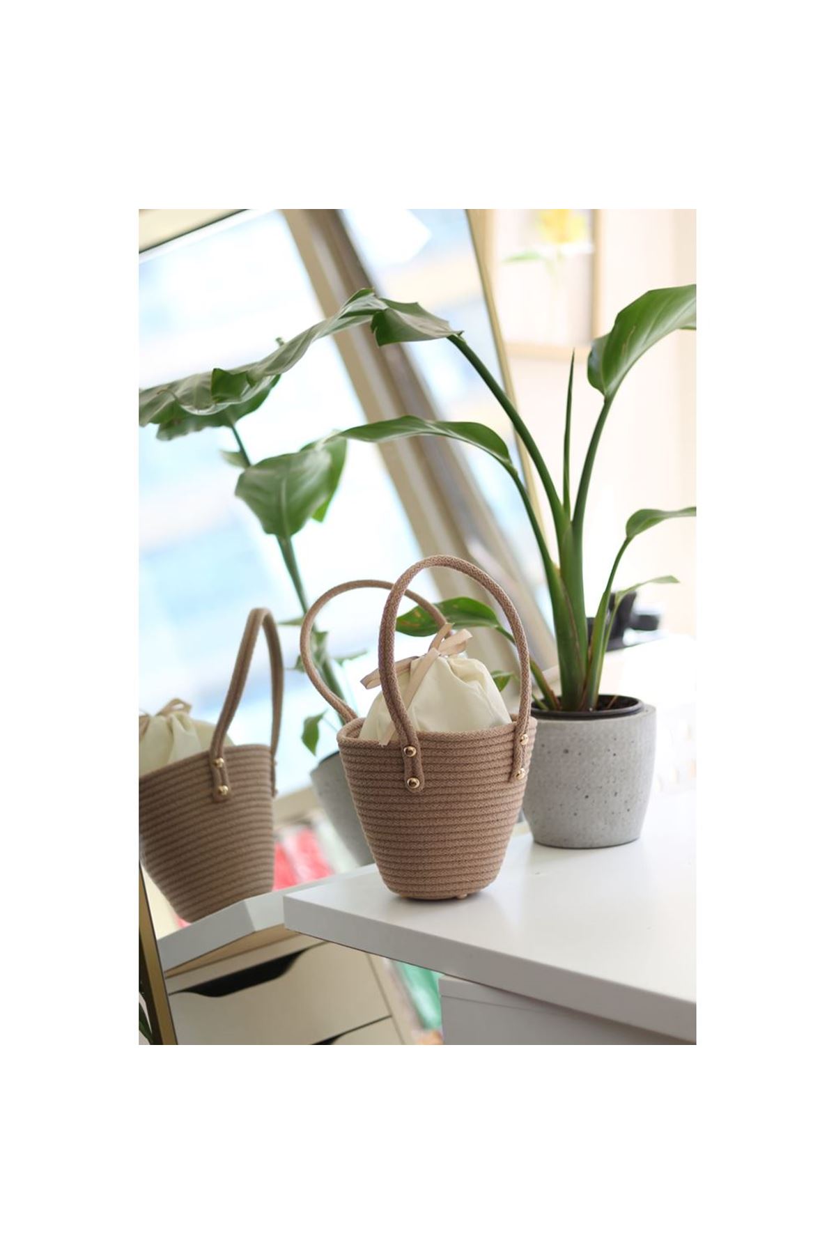 Kadın Bej Örme Çift Kulp Ağzı Büzgülü Hasır Görünümlü El Çantası