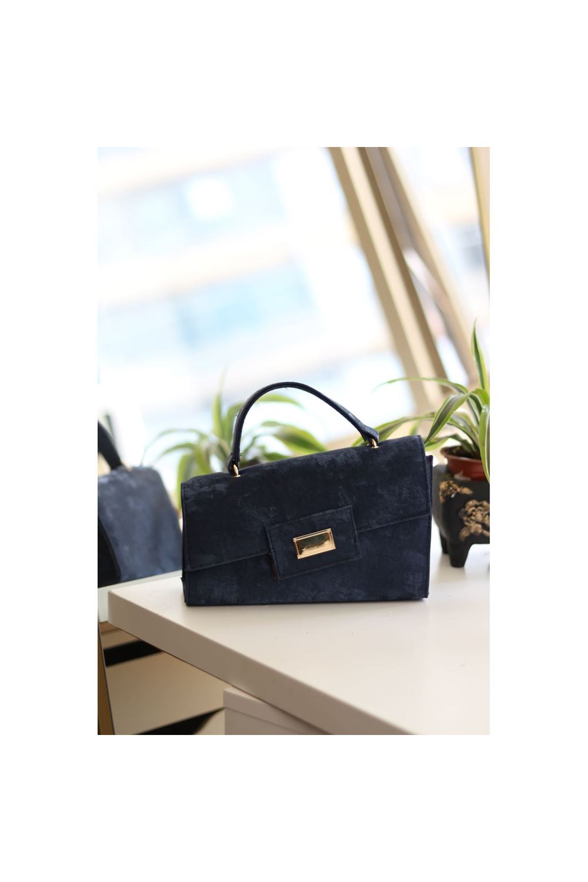 Kadın Lacivert Yamuk Form Gold Toka Detaylı Omuz Çantası