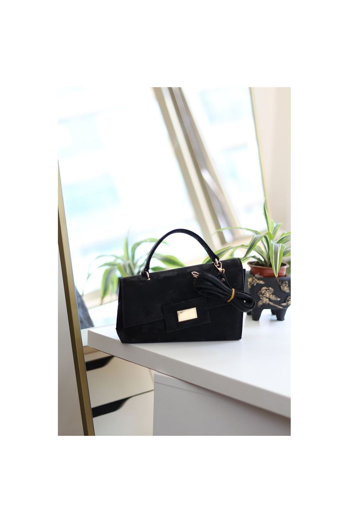 Kadın Siyah Yamuk Form Gold Toka Detaylı Omuz Çantası