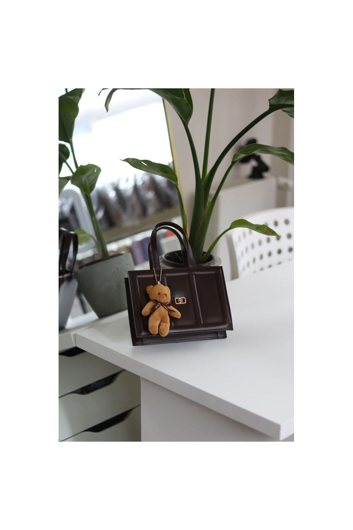 Kadın Acı Kahve Çizgi Detaylı Ayıcık Maskotlu El Omuz Çantası