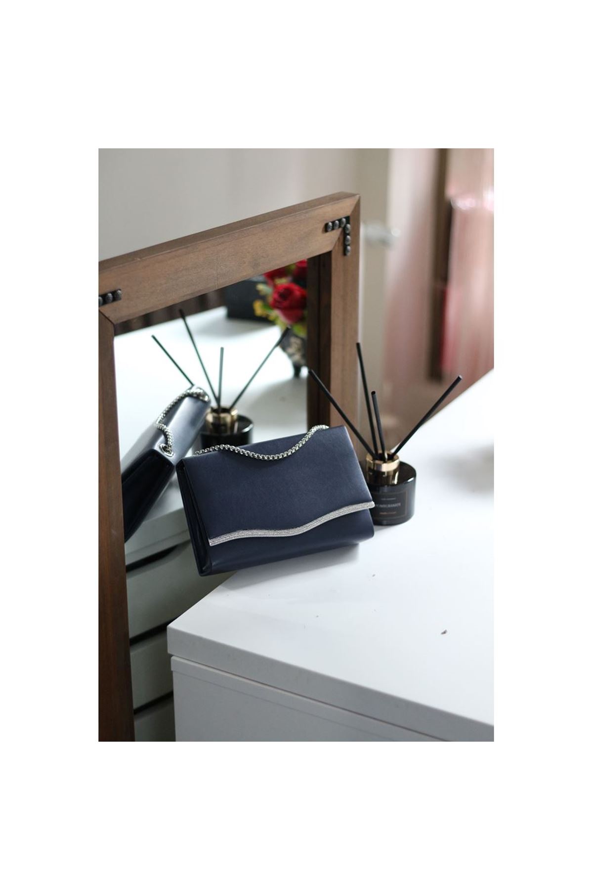 Kadın Lacivert Taş Detaylı Zincirli Omuz Çantası