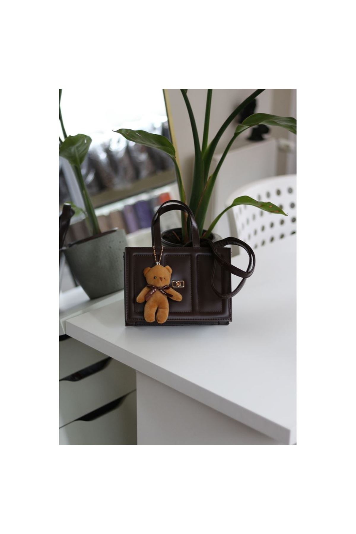 Kadın Acı Kahve Çizgi Detaylı Ayıcık Maskotlu El Omuz Çantası