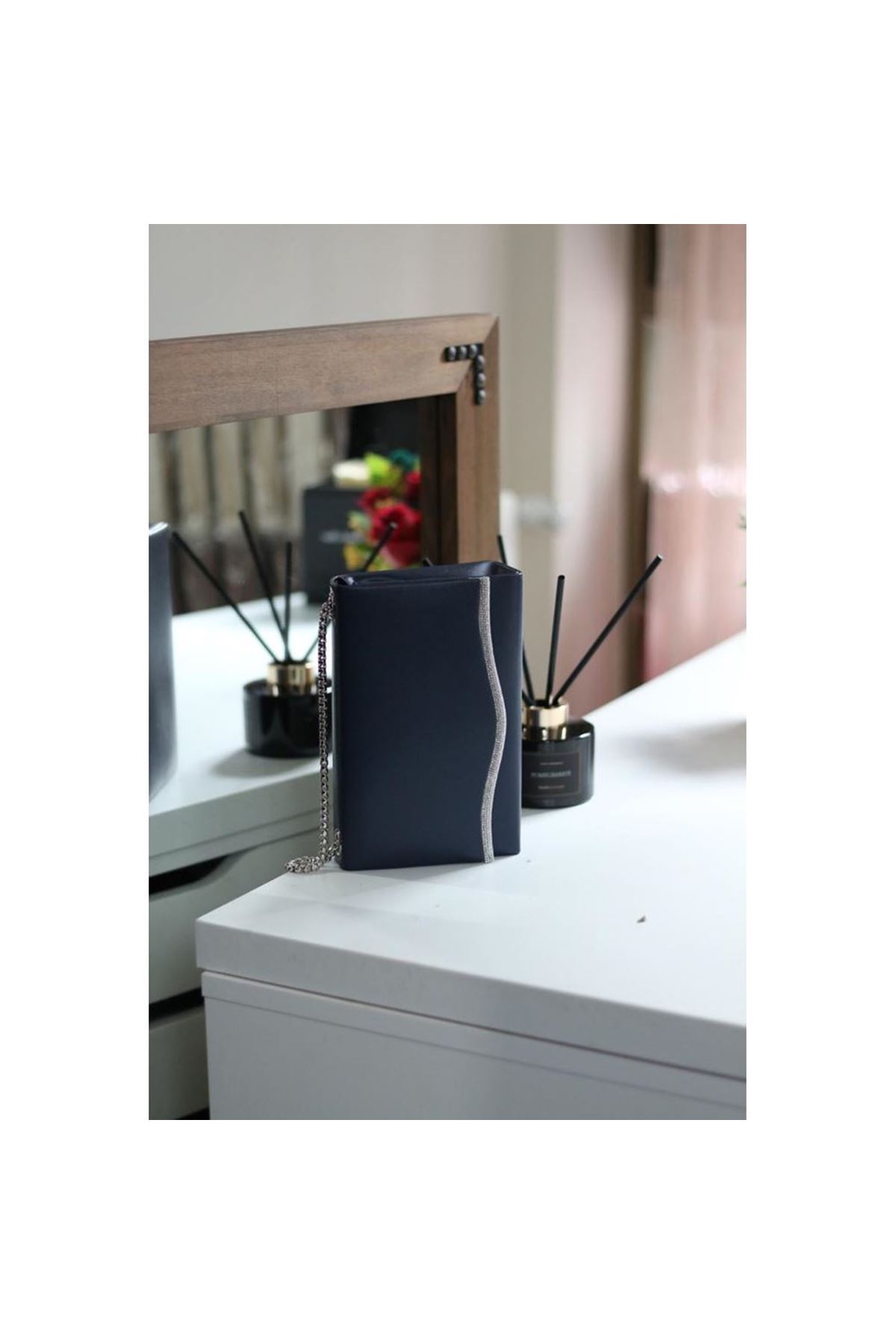 Kadın Lacivert Taş Detaylı Zincirli Omuz Çantası