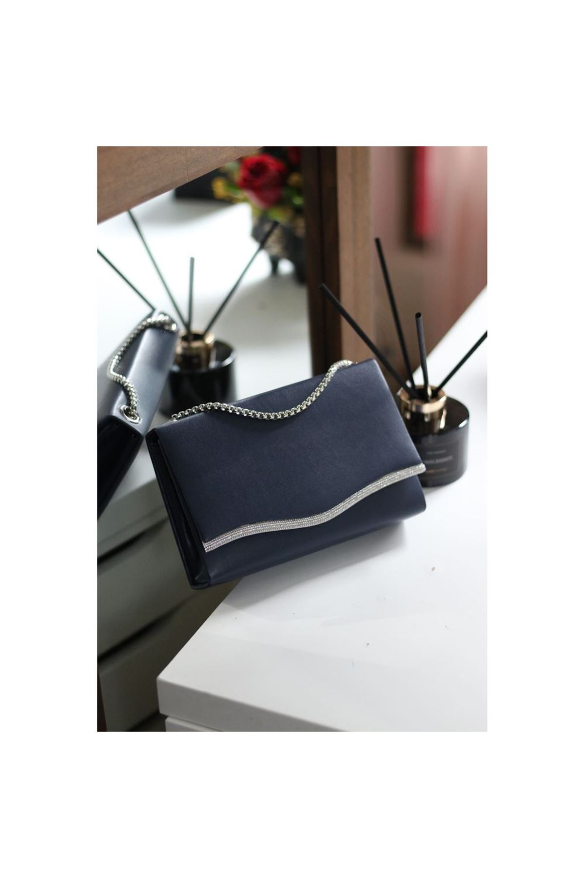 Kadın Lacivert Taş Detaylı Zincirli Omuz Çantası
