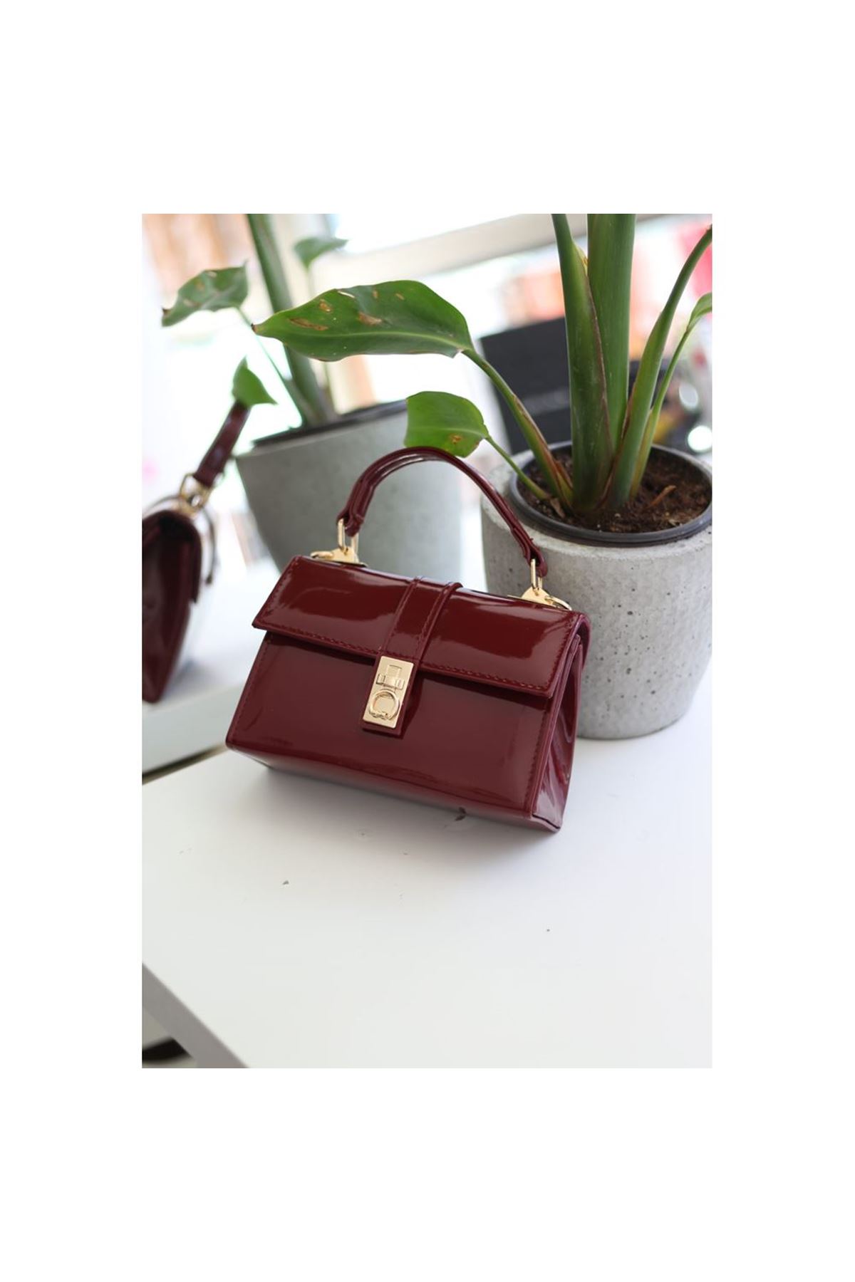 Kadın Bordo Rugan Toka Detaylı Zincirli El Omuz Çantası