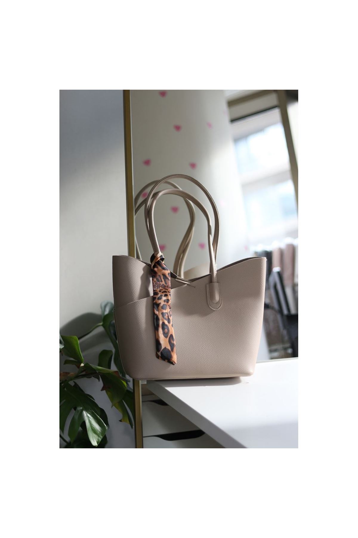 Krem Leopar Fular Detaylı Büyük Boy Omuz Çantası