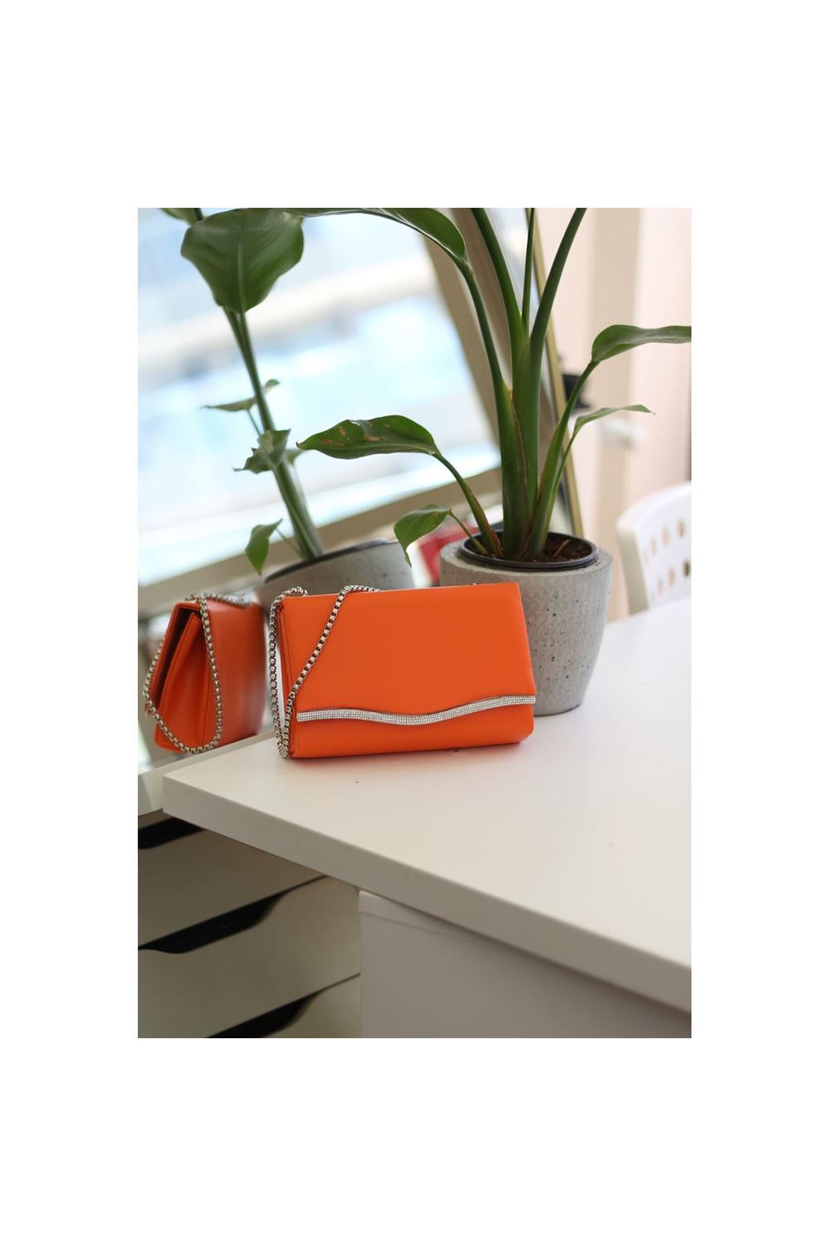 Kadın Turuncu Taş Detaylı Zincirli Omuz Çantası
