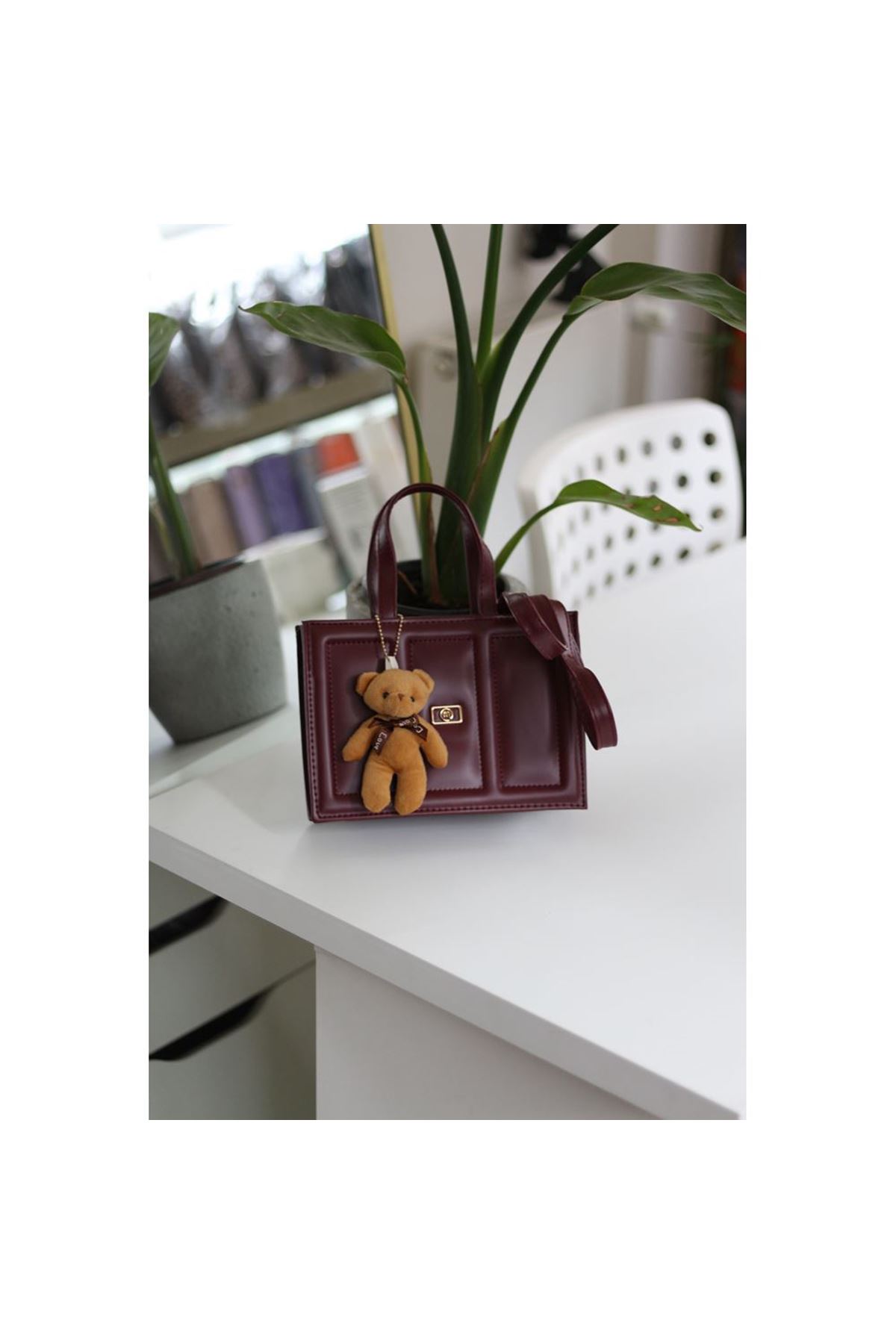 Kadın Bordo Çizgi Detaylı Ayıcık Maskotlu El Omuz Çantası
