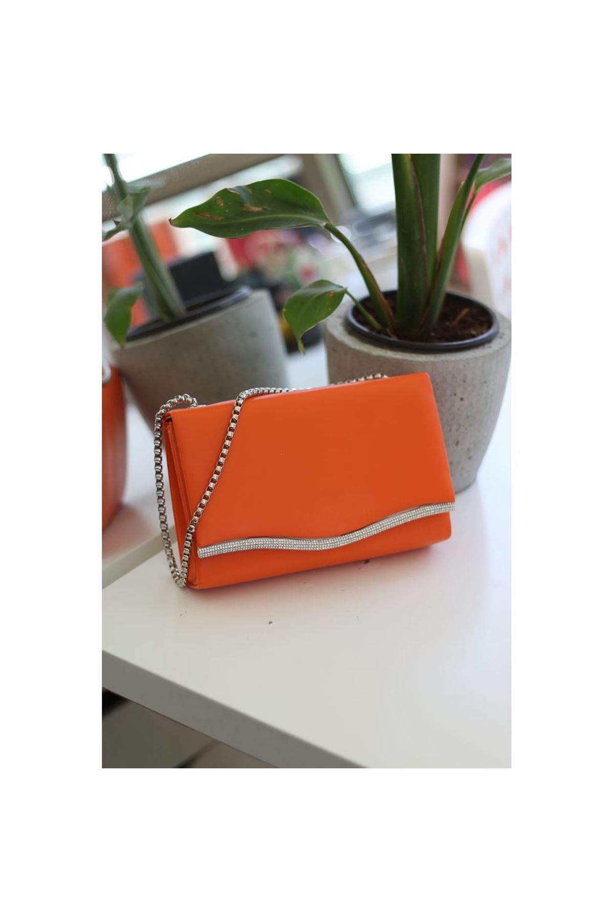Kadın Turuncu Taş Detaylı Zincirli Omuz Çantası