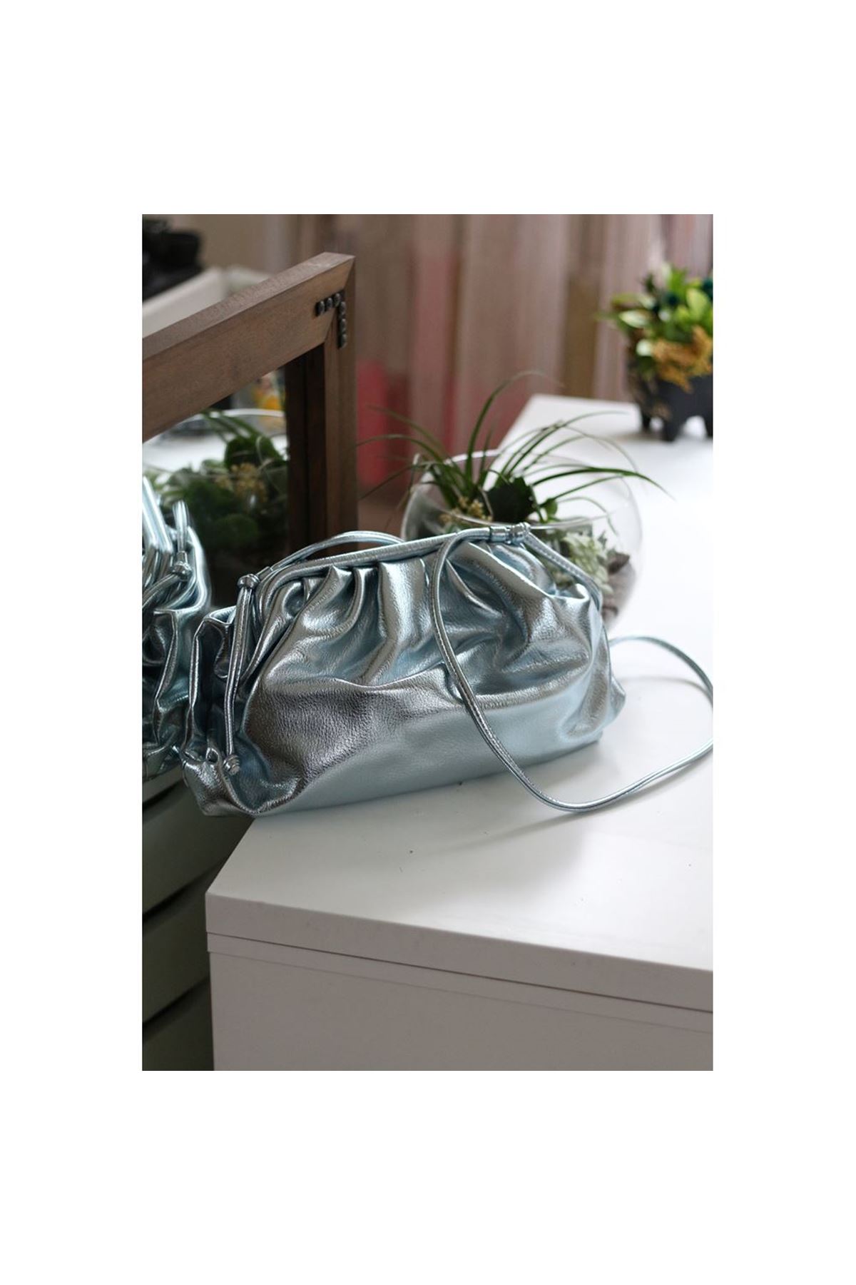 Kadın Metalik Mavi Bohça Form Kartlıklı Omuz Çantası