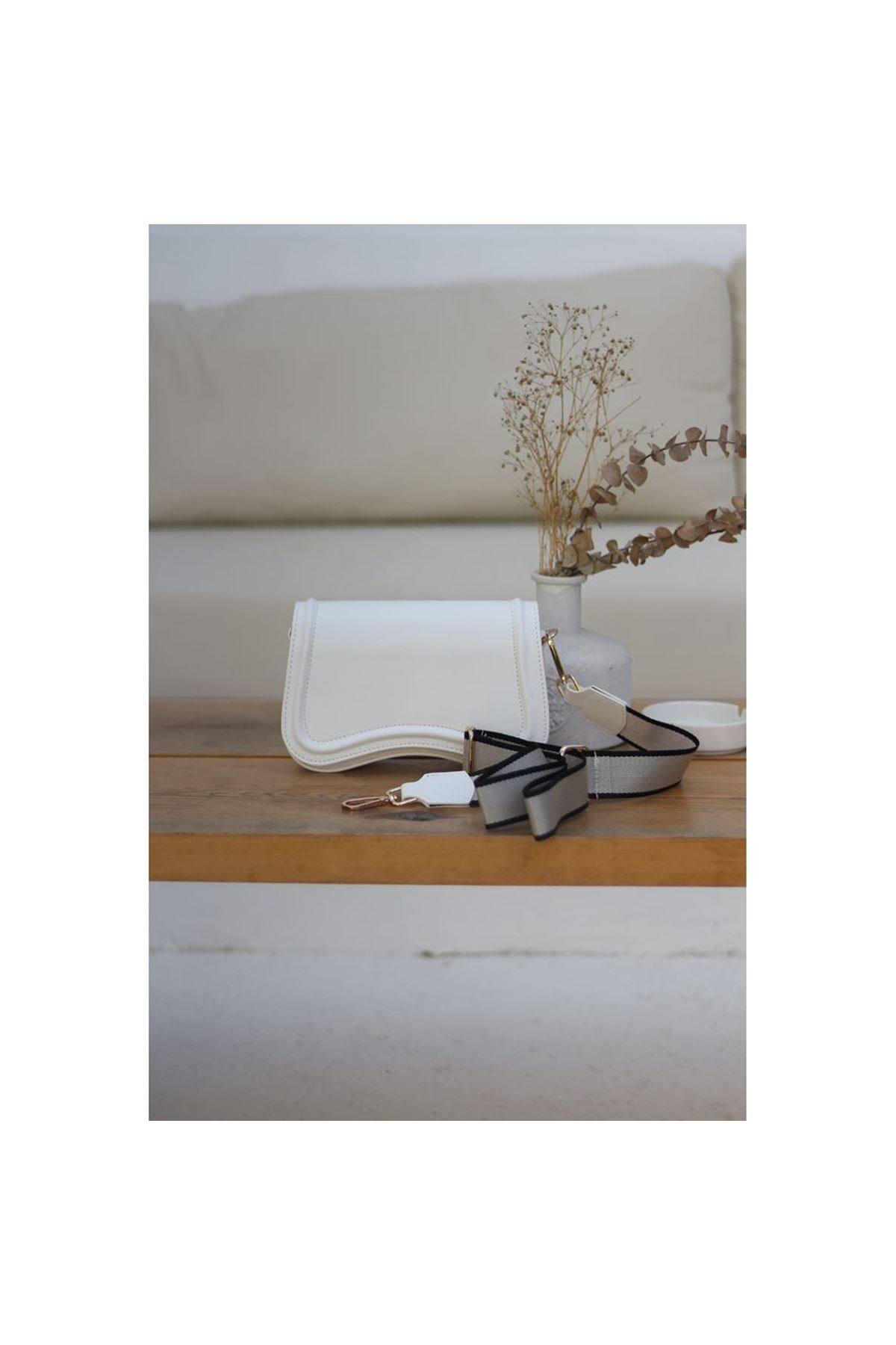 Kadın Beyaz Dalga Desen Kapaklı Kumaş Askılı Omuz Çantası