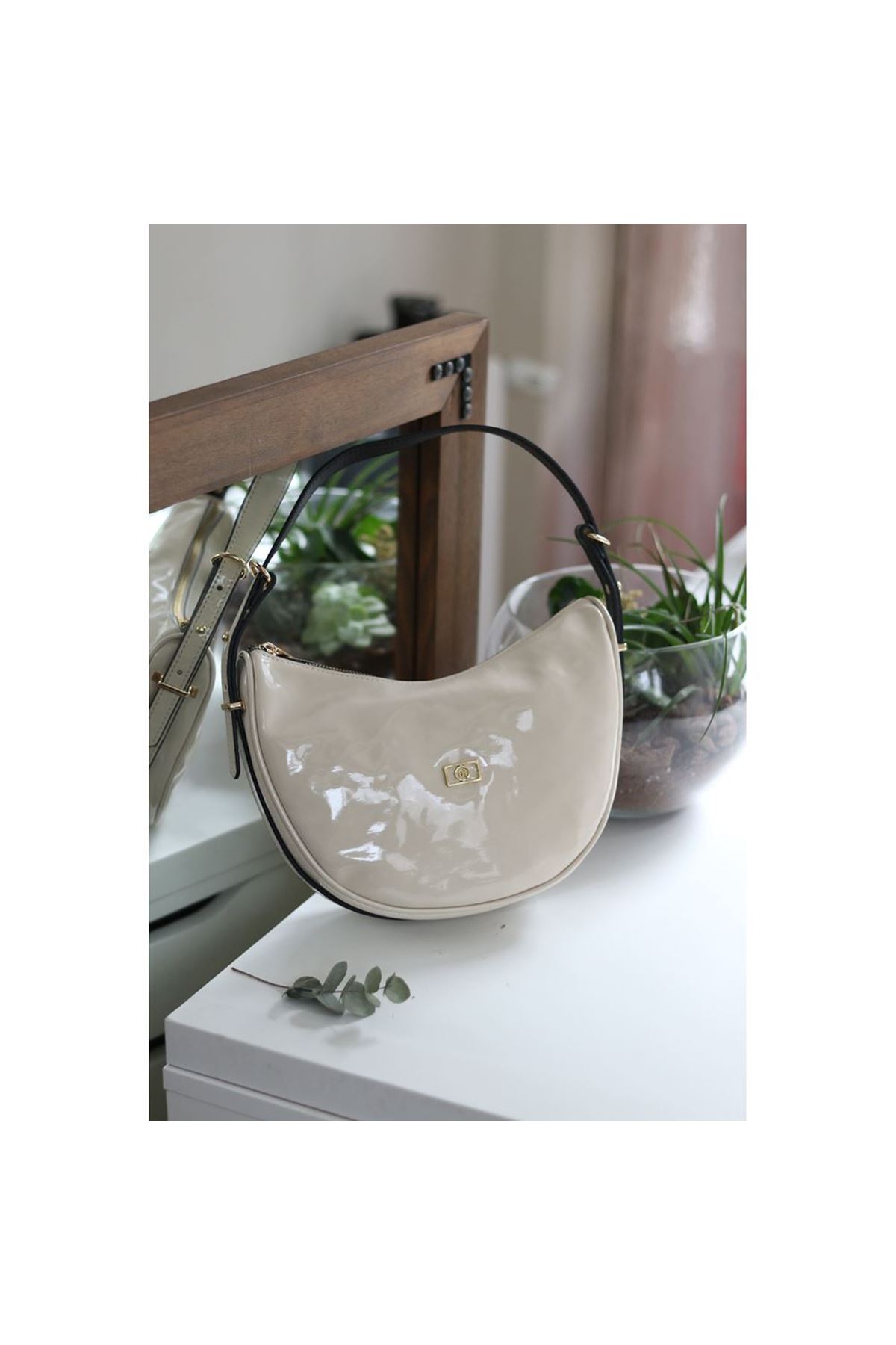 Kadın Rugan Krem Oval Askılı Omuz Çantası