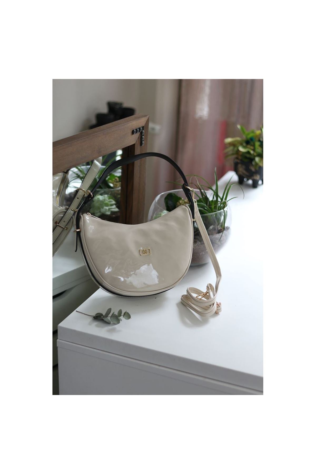 Kadın Rugan Krem Oval Askılı Omuz Çantası